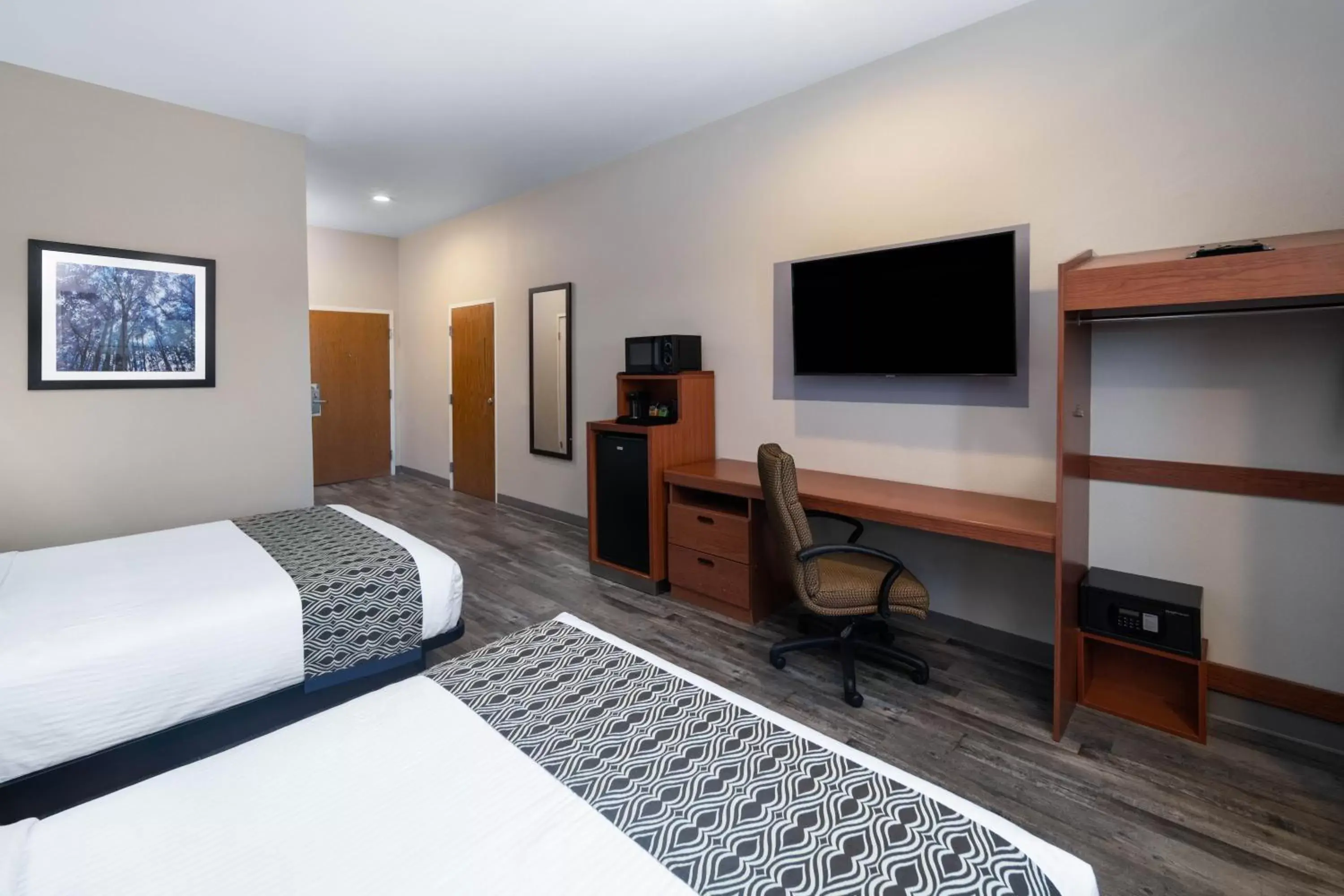 Bedroom, TV/Entertainment Center in Microtel Inn & Suites by Wyndham Tracy