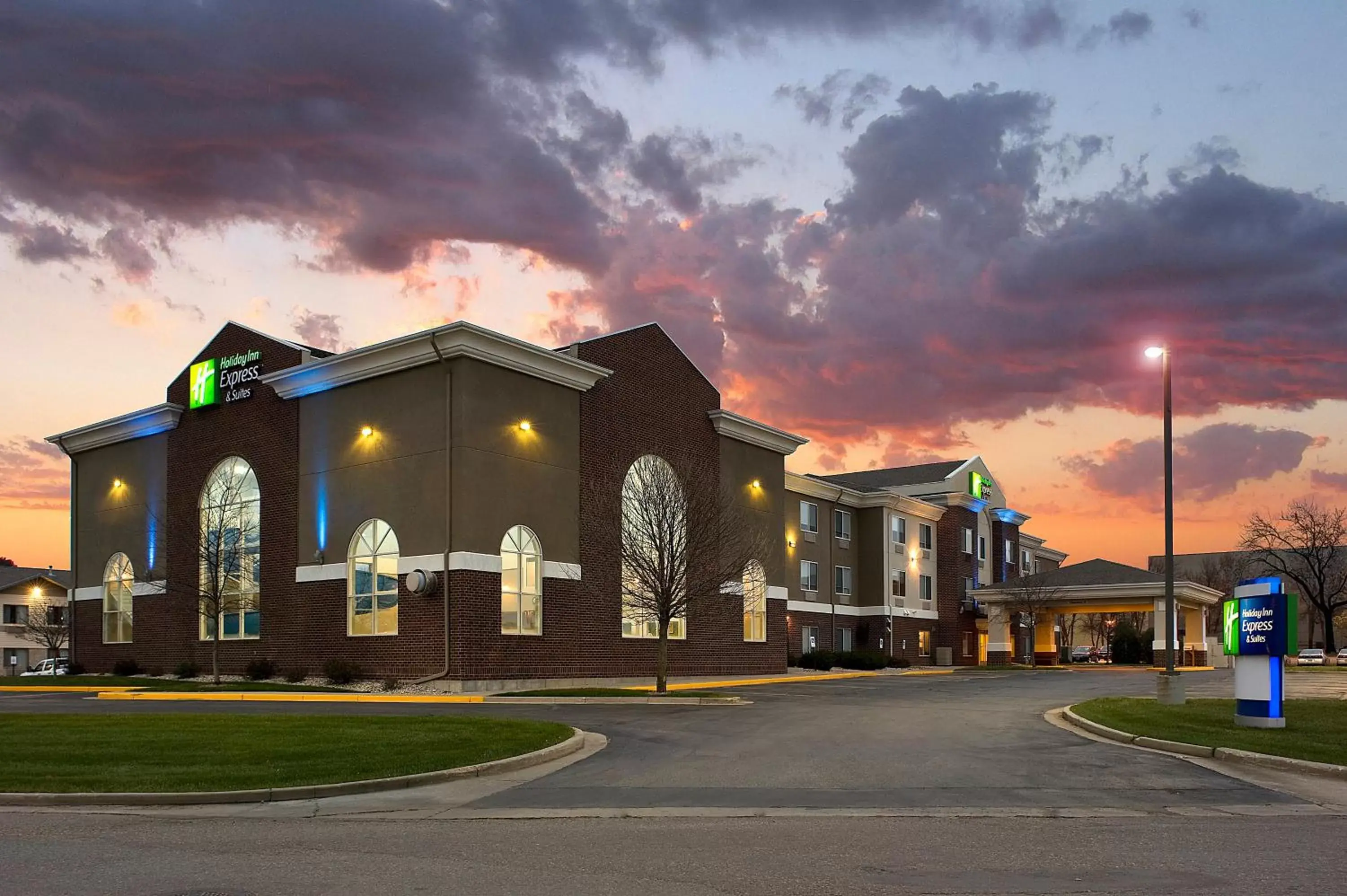 Property Building in Holiday Inn Express Hotel & Suites Brookings, an IHG Hotel