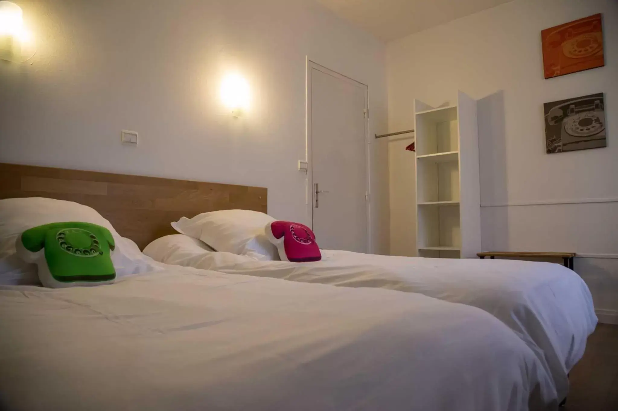 Bedroom, Bed in Hôtel Les Hauts de Meursault