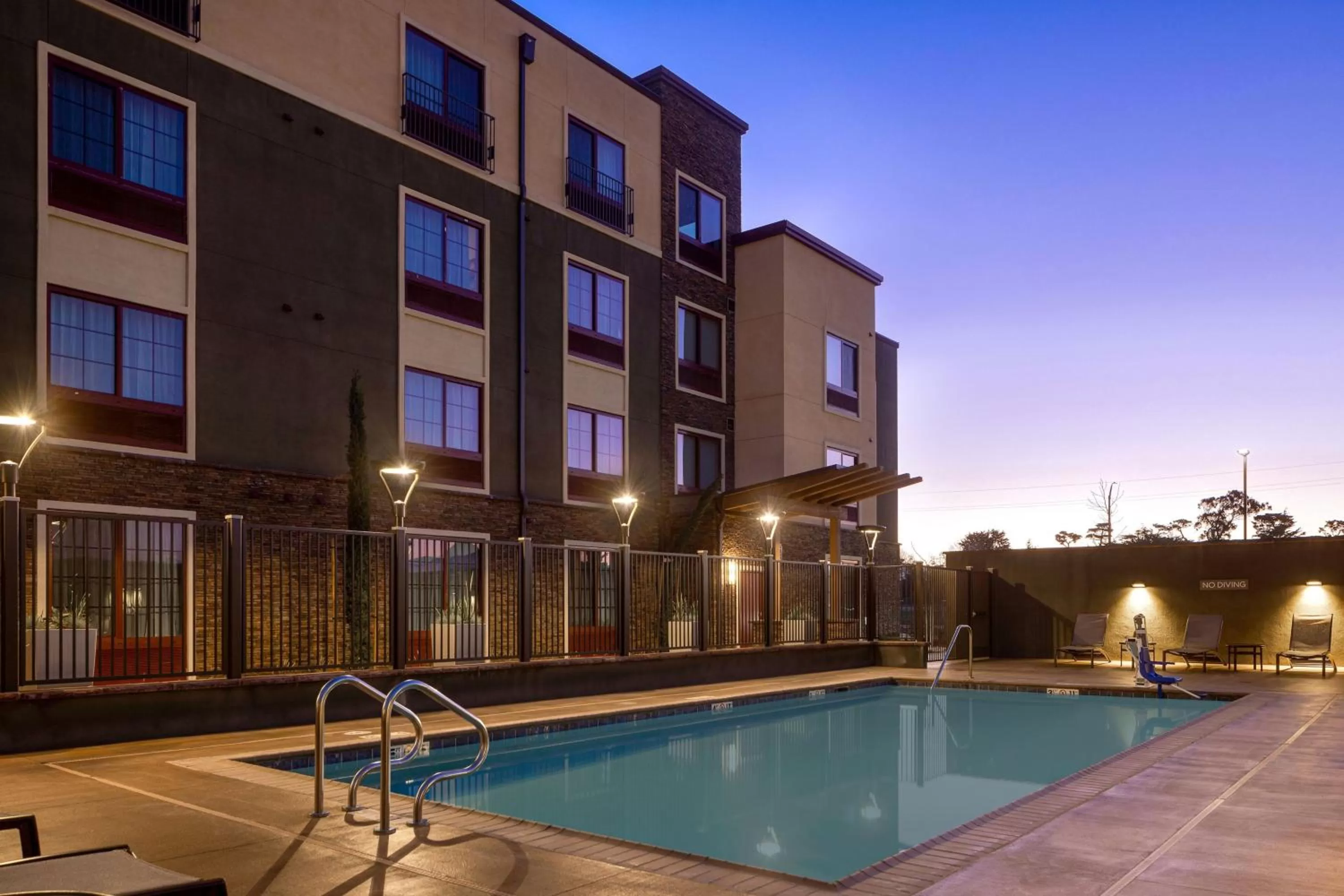 Swimming pool in TownePlace Suites by Marriott San Luis Obispo