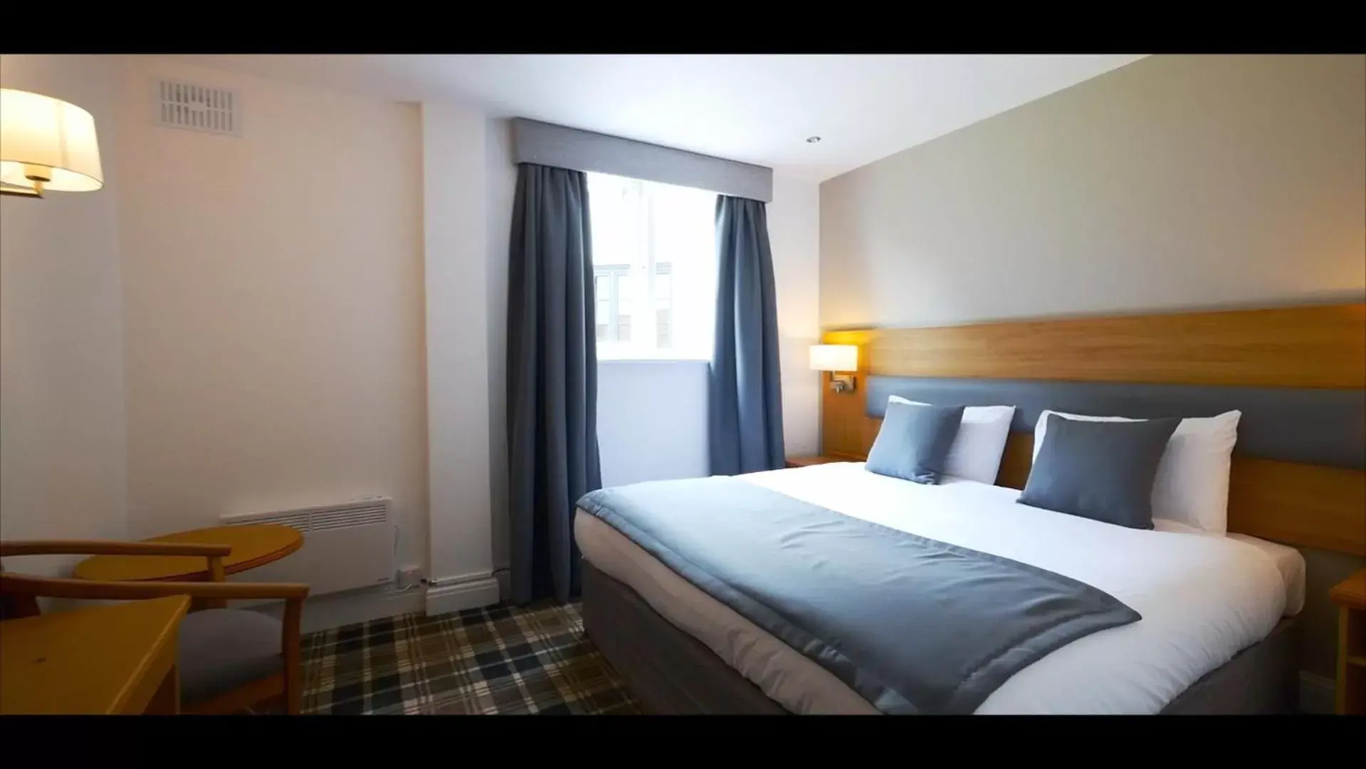 Bed in Crowwood Hotel and Alba Restaurant