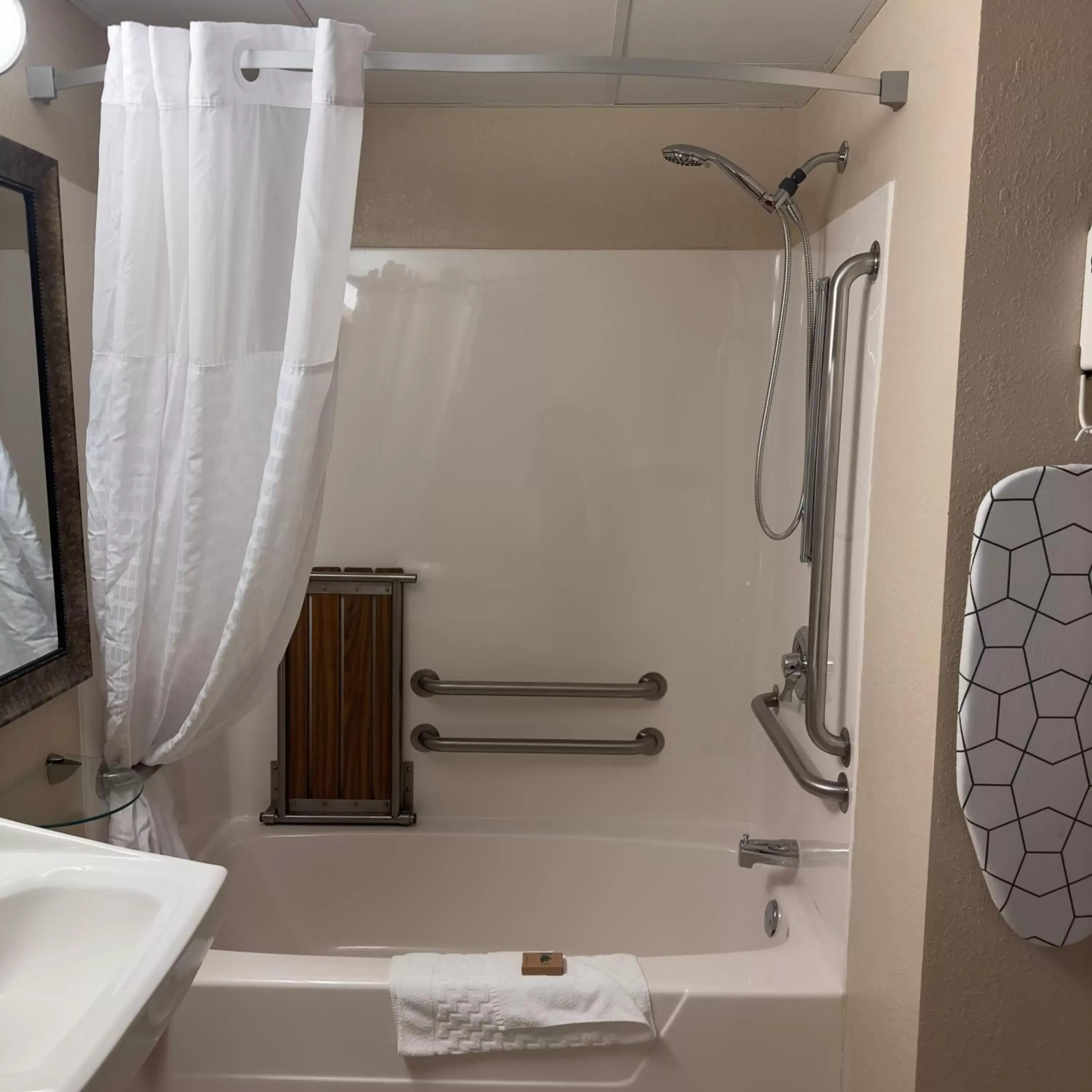 Bathroom in Duluth Inn & Suites Near Spirit Mountain