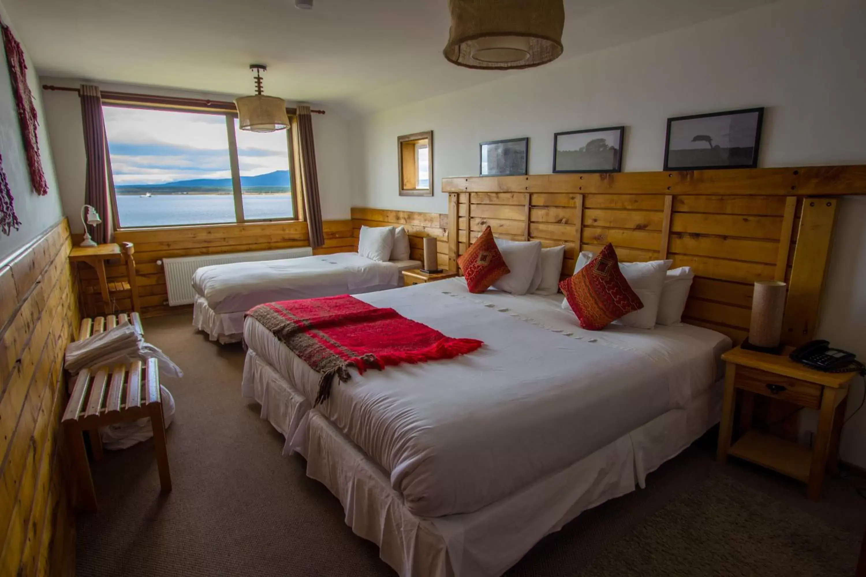 Lake view, Bed in Weskar Lodge Hotel