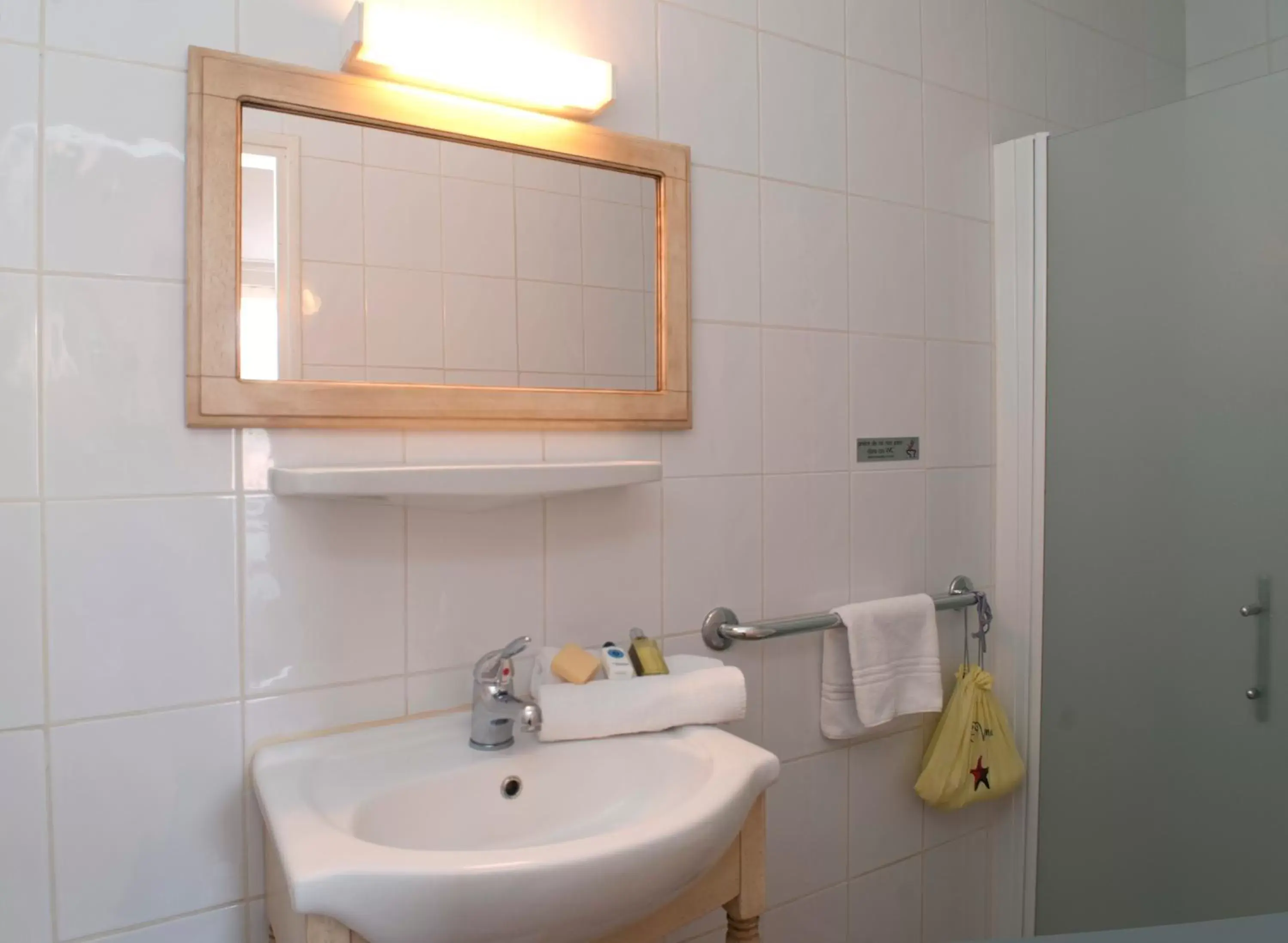 Bathroom in Hôtel la Bona Casa