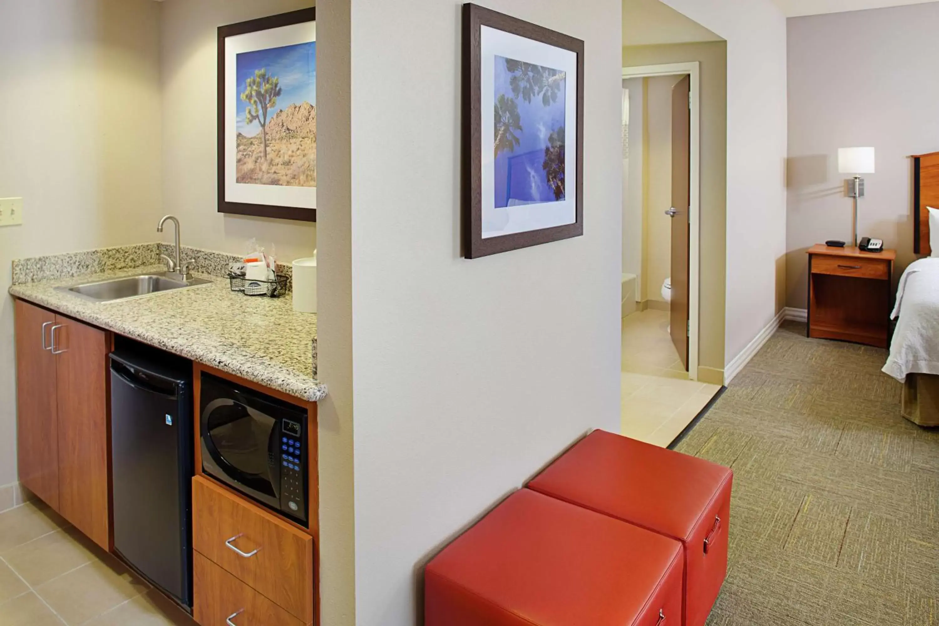 Bed, Kitchen/Kitchenette in Hampton Inn & Suites Lancaster