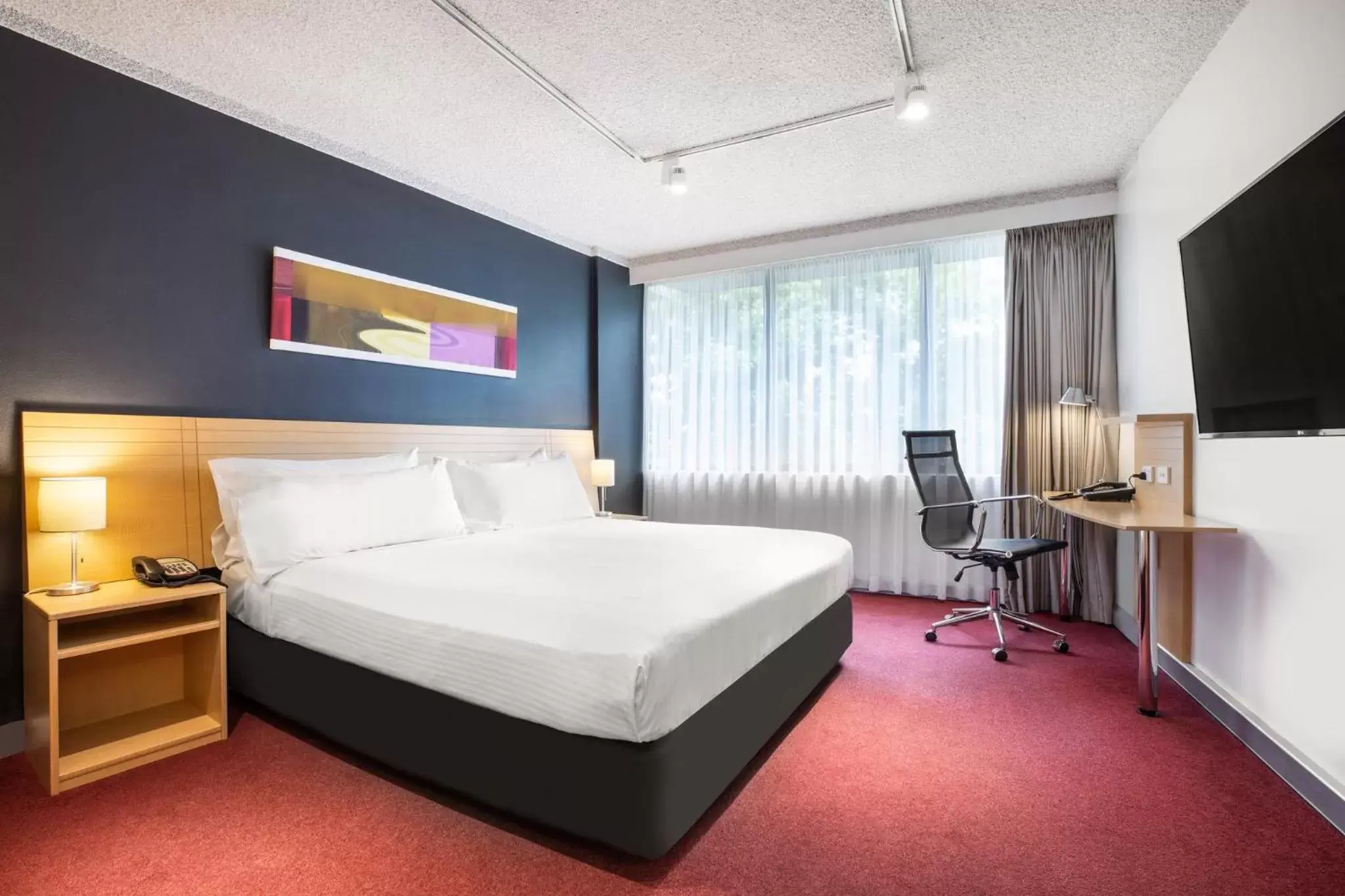 Photo of the whole room, Bed in Holiday Inn Melbourne Airport, an IHG Hotel