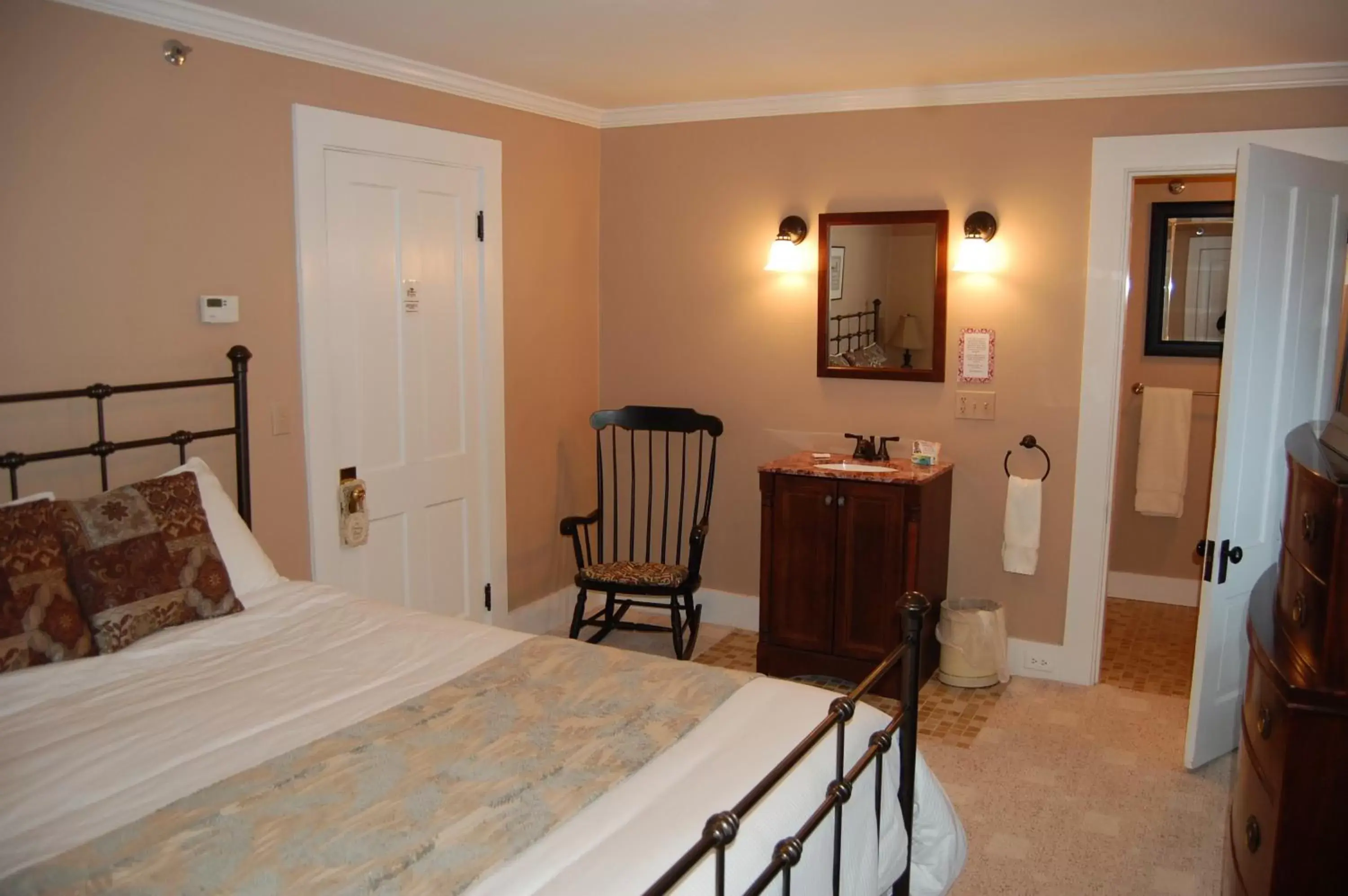 Photo of the whole room, Bed in Cranmore Inn and Suites, a North Conway boutique hotel