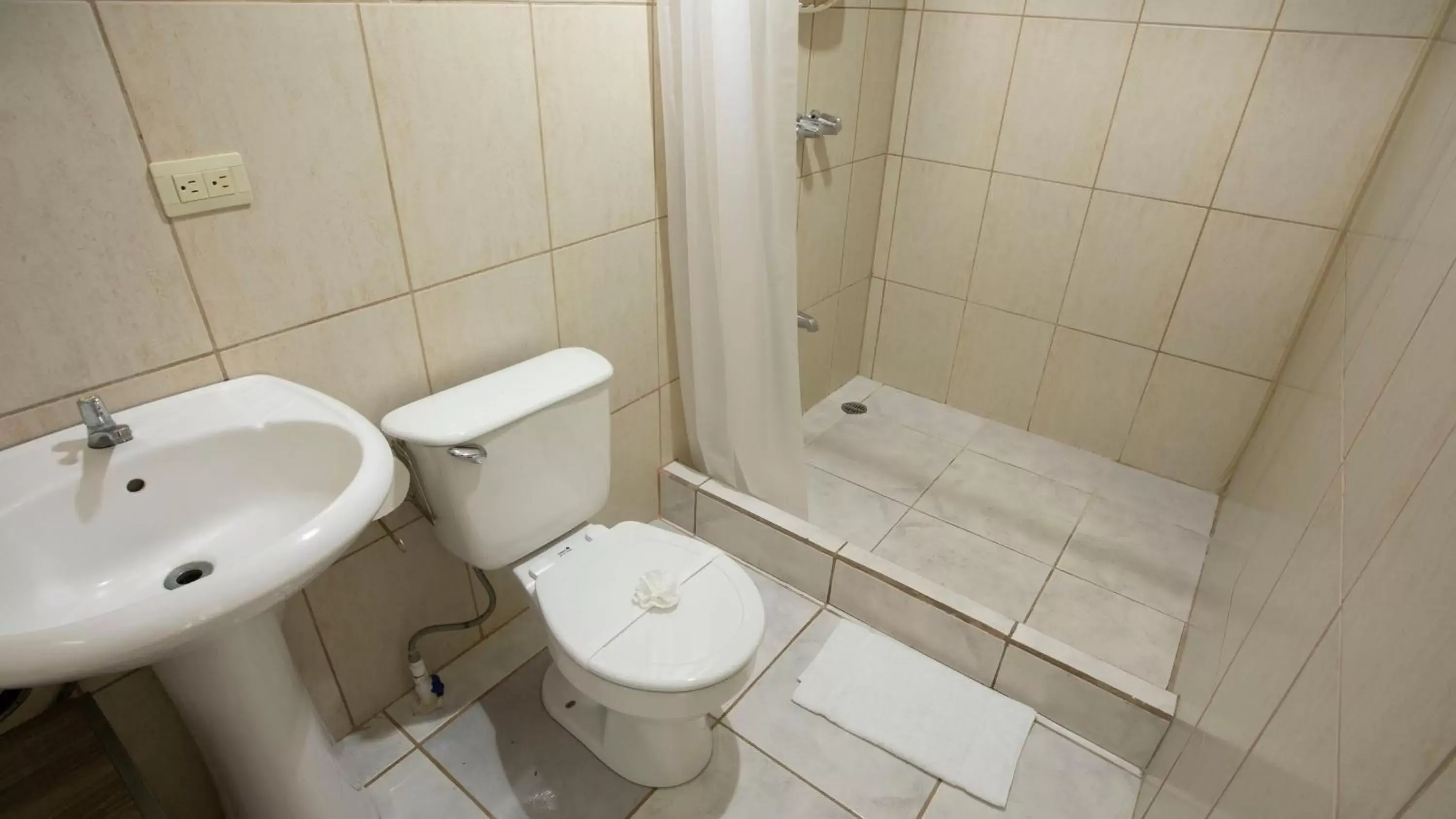 Shower, Bathroom in Coati Arenal Lodge