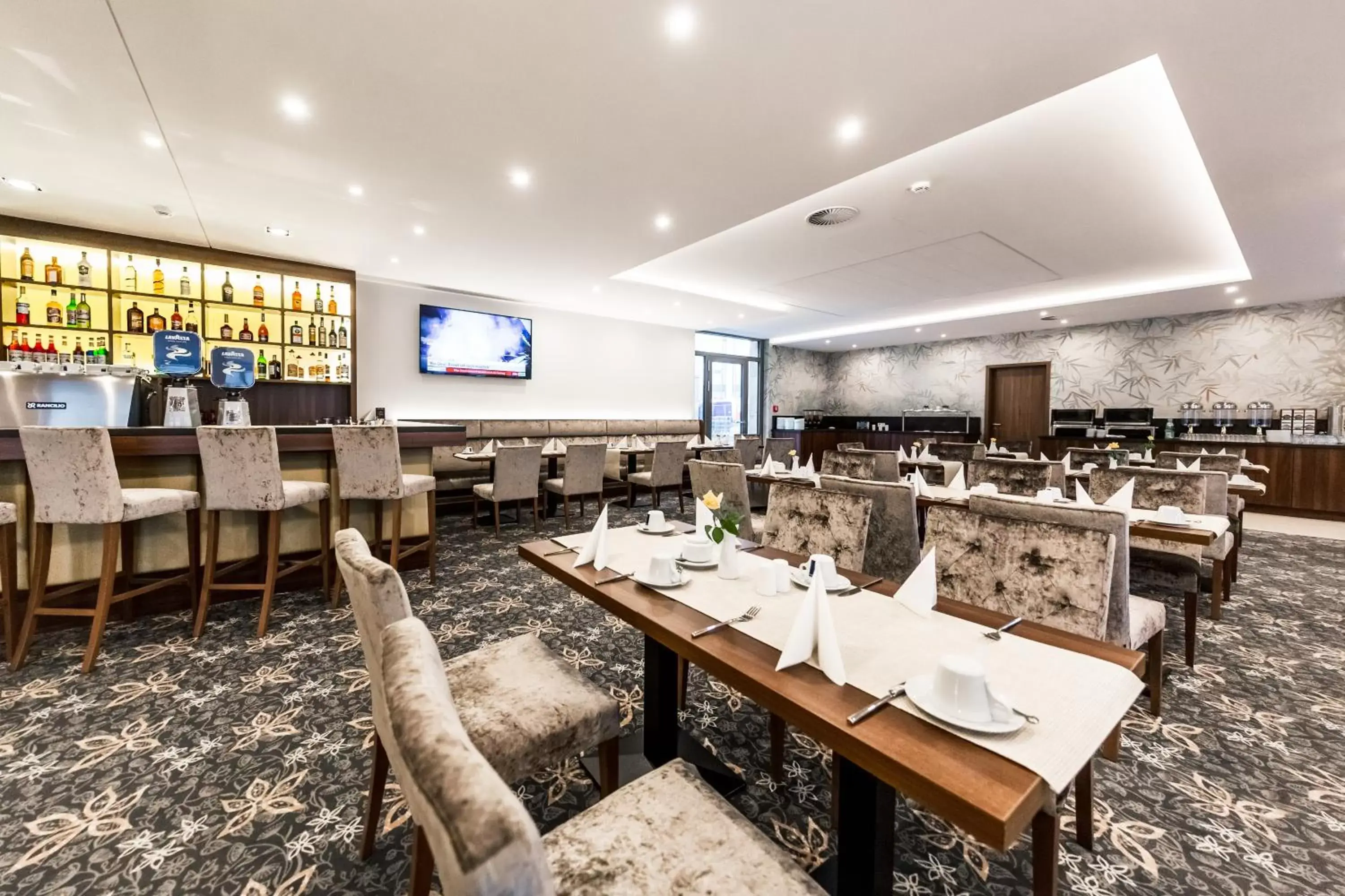 Lounge or bar, Restaurant/Places to Eat in Best Western Plus Royal Suites
