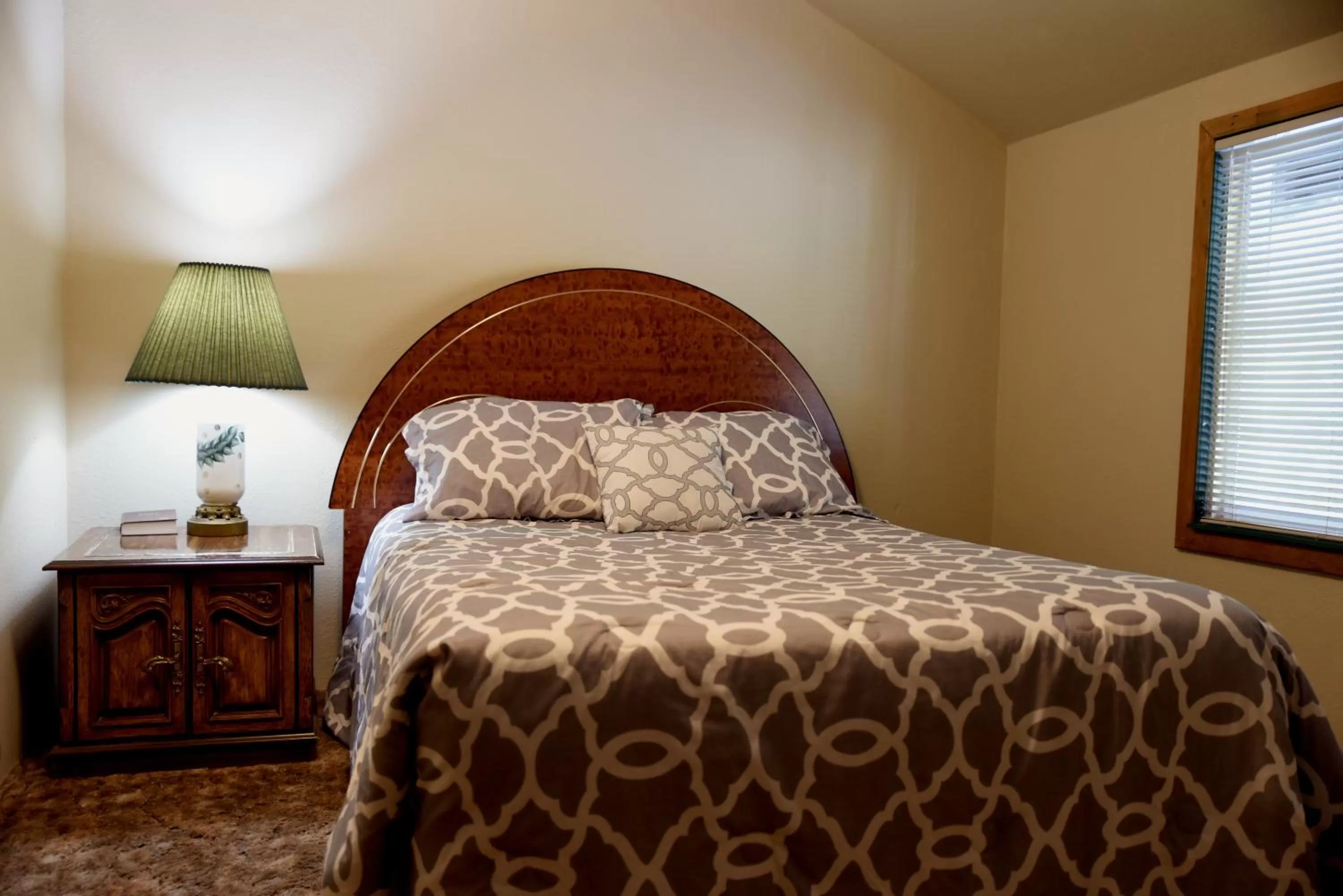 Bed in Gateway Inn & Cabins