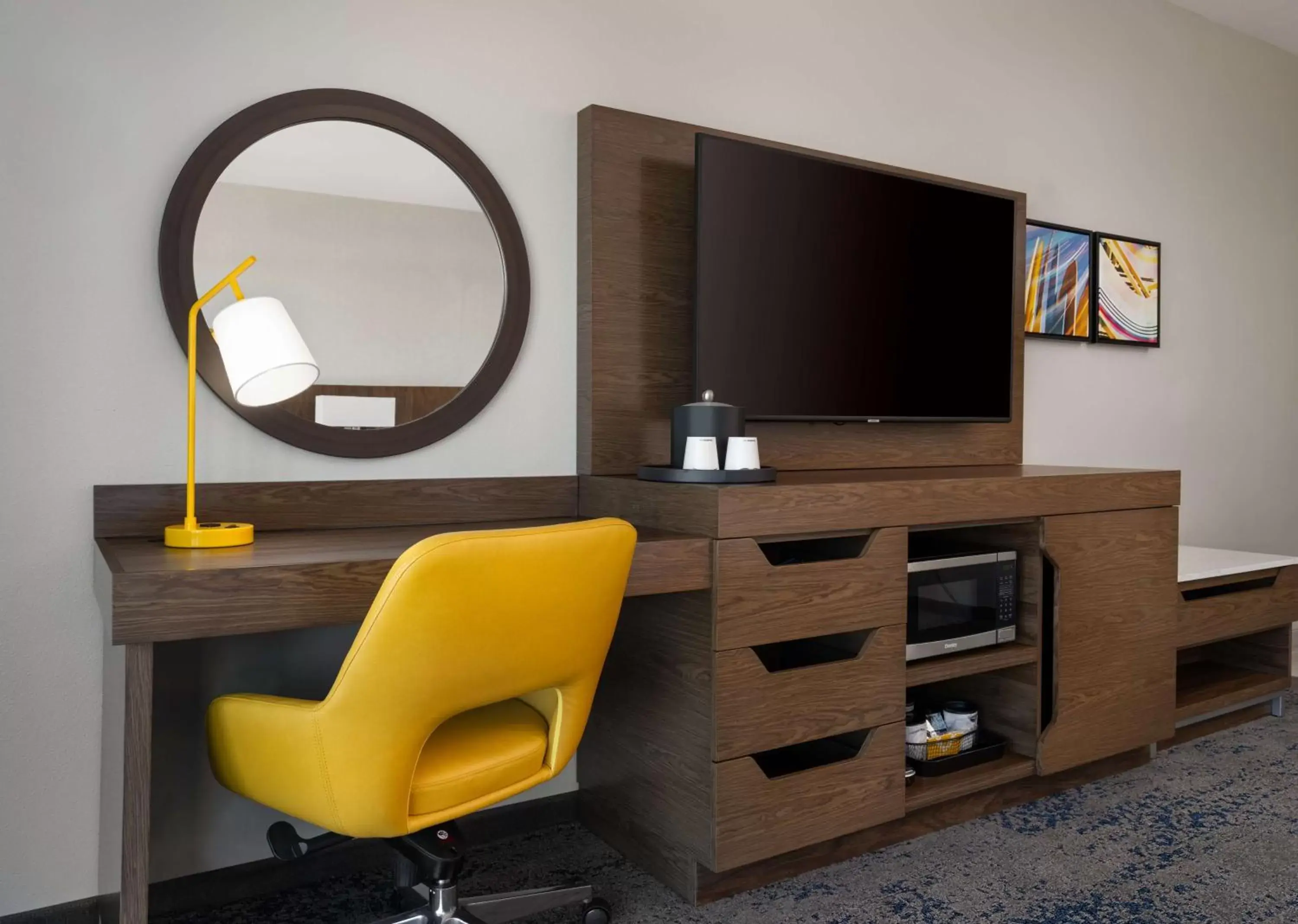 Bedroom, TV/Entertainment Center in Hampton Inn & Suites El Cajon San Diego