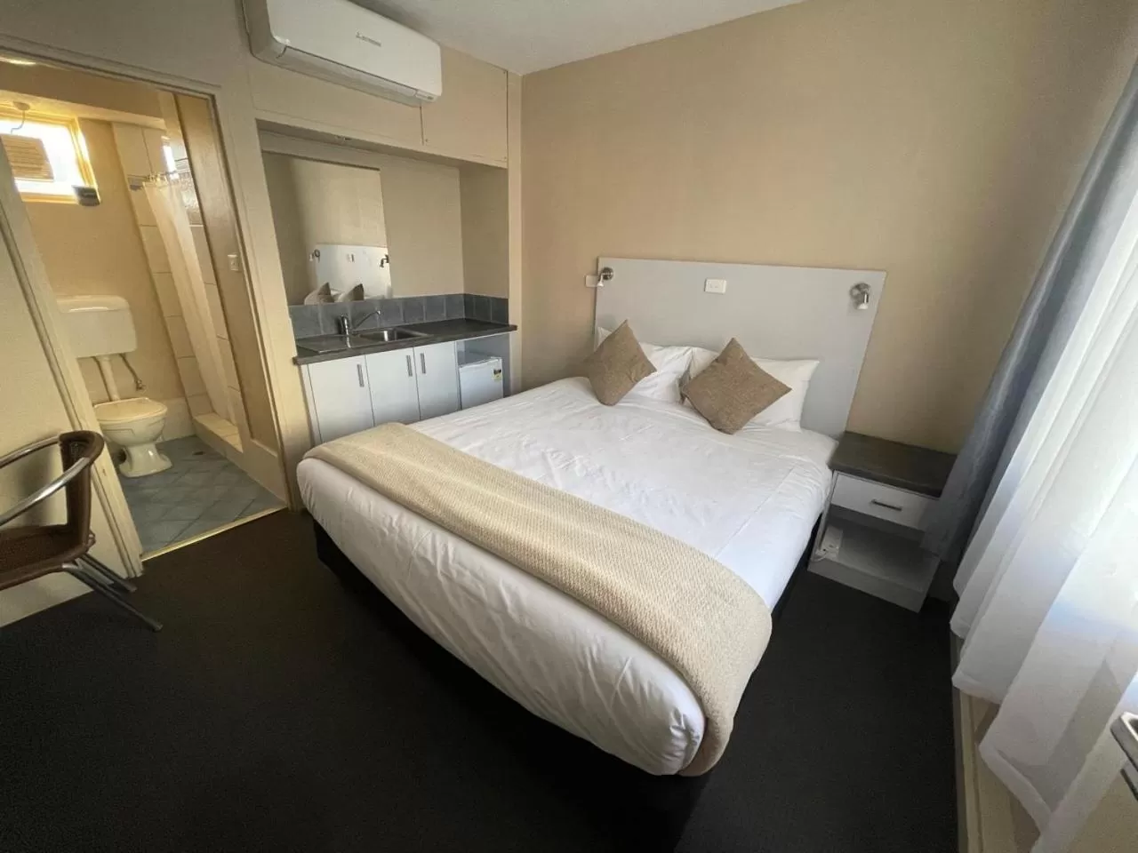 Bed in Astor Hotel Motel