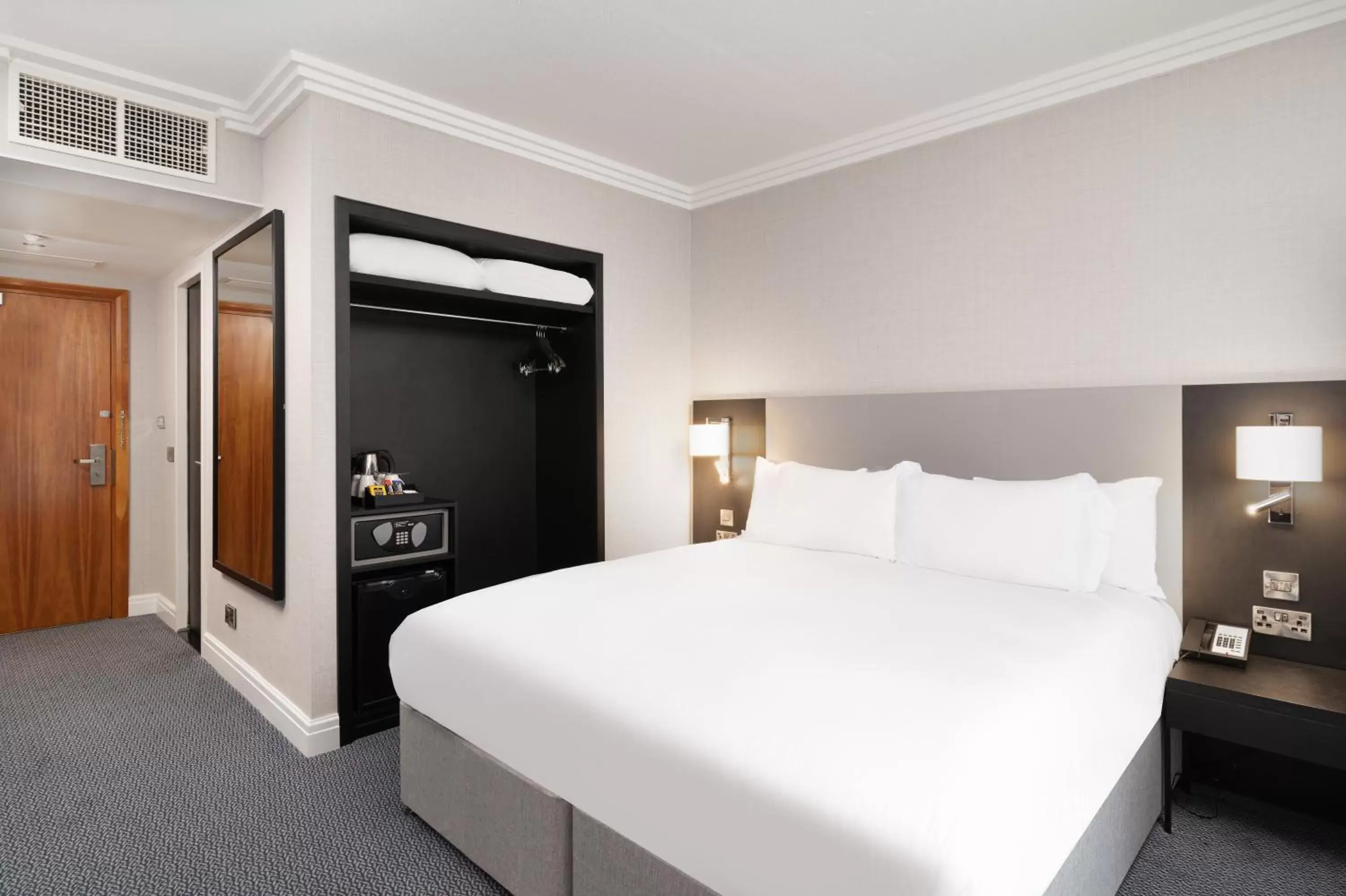 Bedroom, Bed in Sofitel London Gatwick