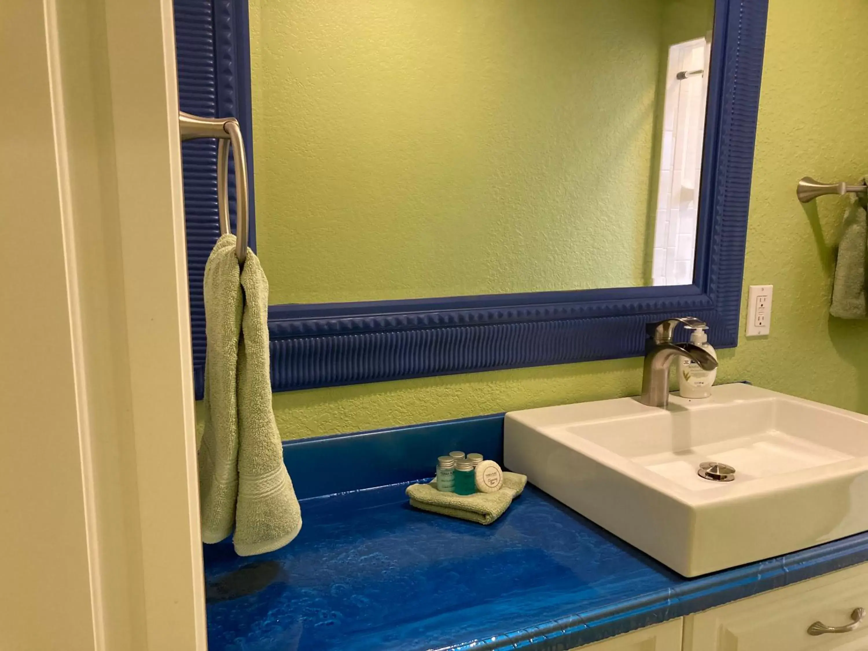 Bathroom in 3Gulls Inn Ozona-Boutique Hotel-Steps from Restaurants & Brewery-Pet Friendly