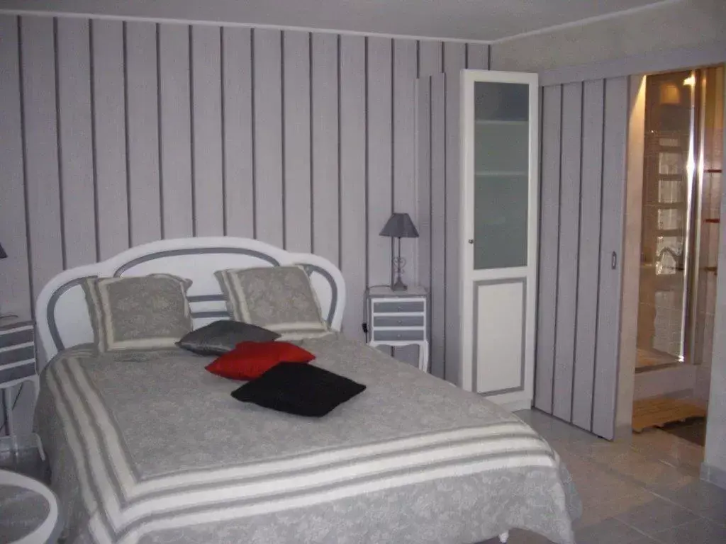 Bedroom, Bed in Le Mas Des Cigales
