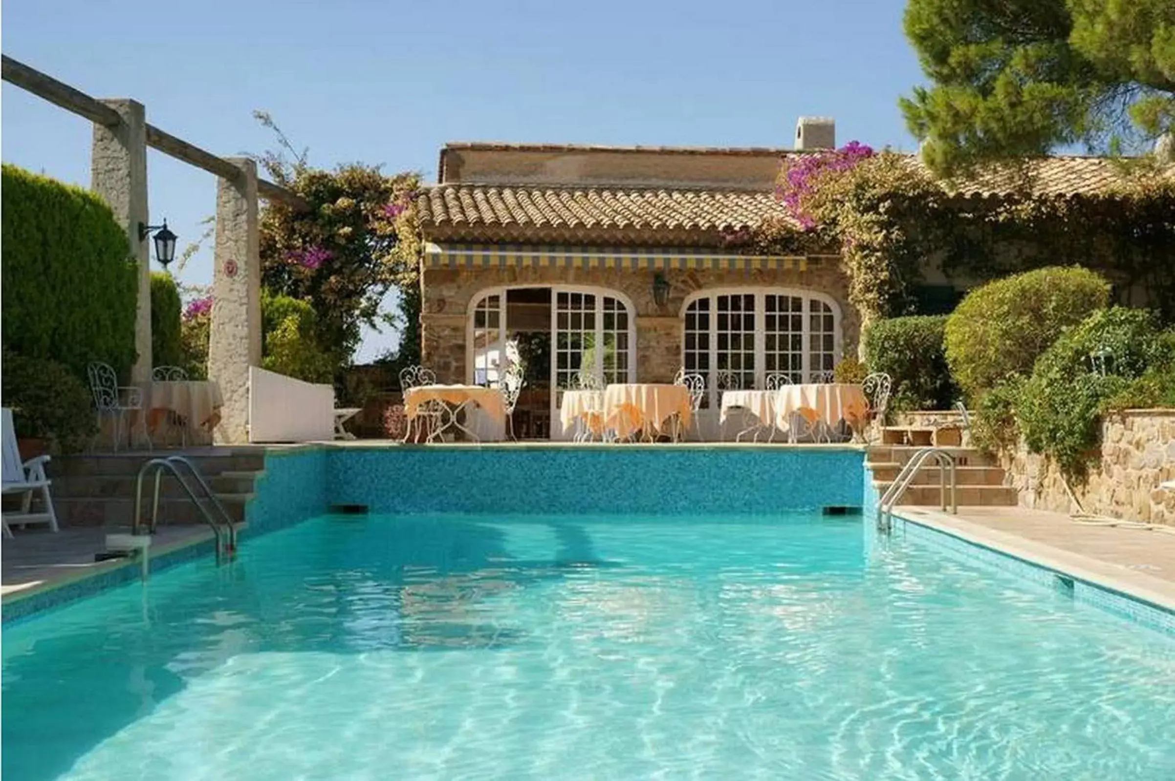 Balcony/Terrace, Swimming Pool in L' Escapade Hôtel & Restaurant