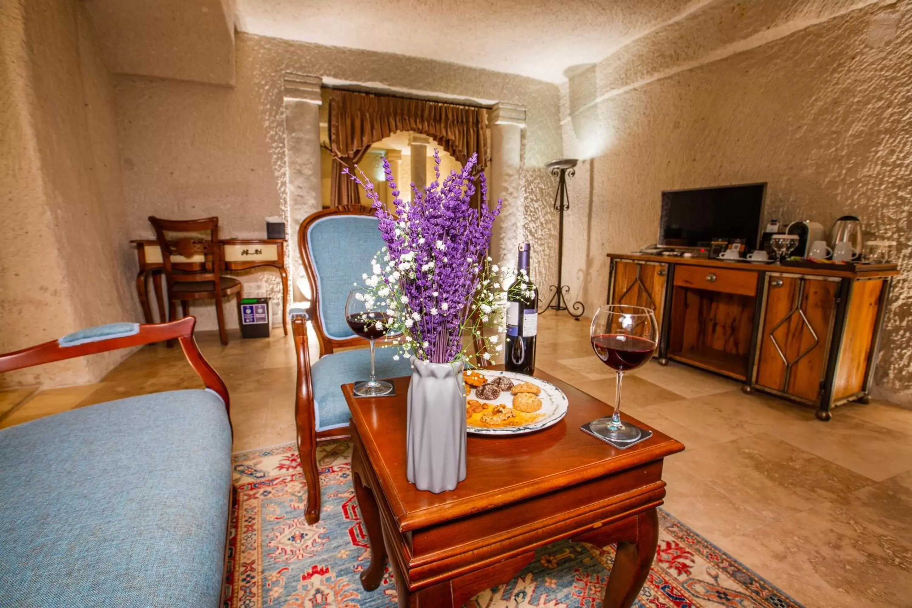 Seating Area in Imperial Cave Suites & Spa