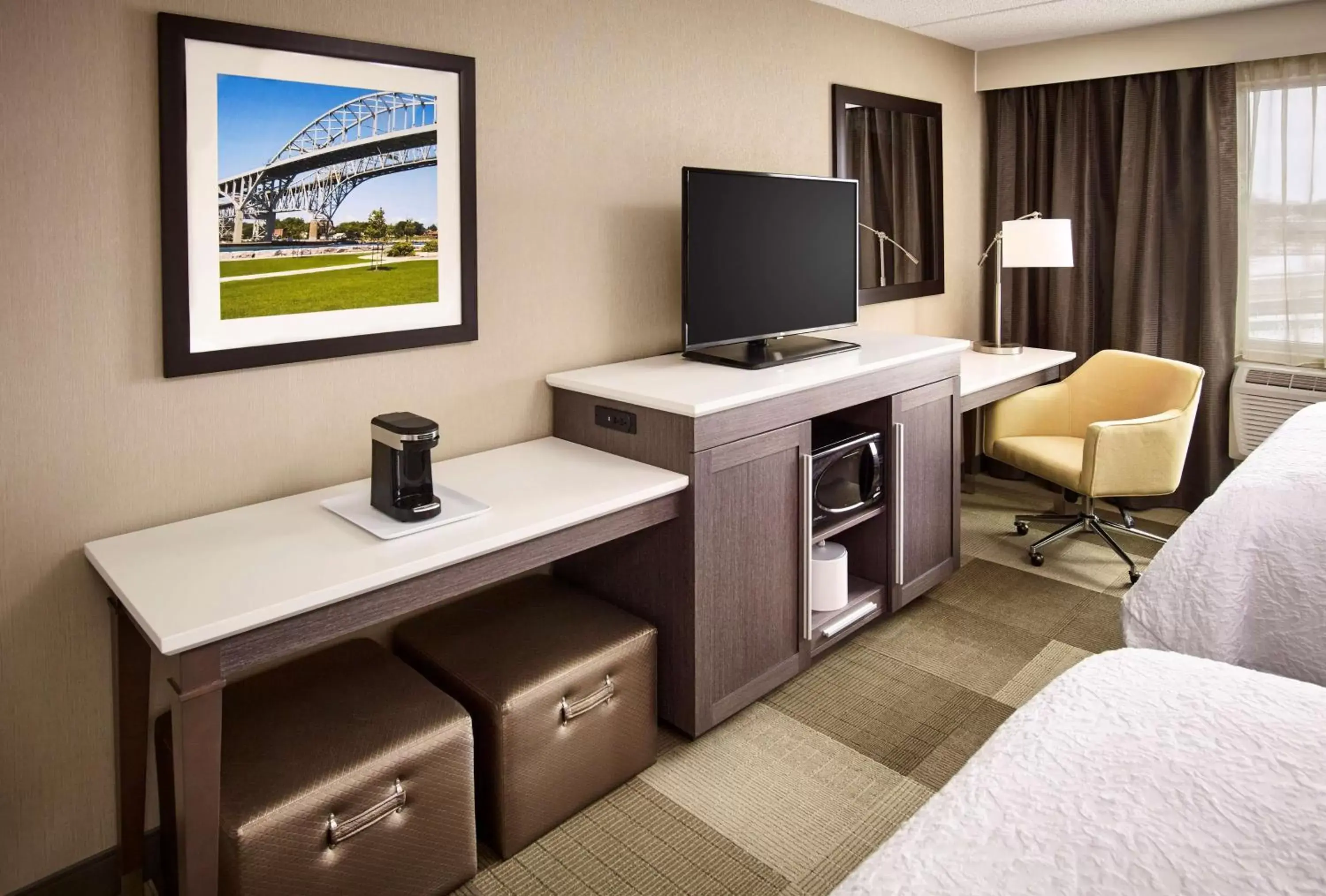 Bed, TV/Entertainment Center in Hampton Inn by Hilton Sarnia/Point Edward