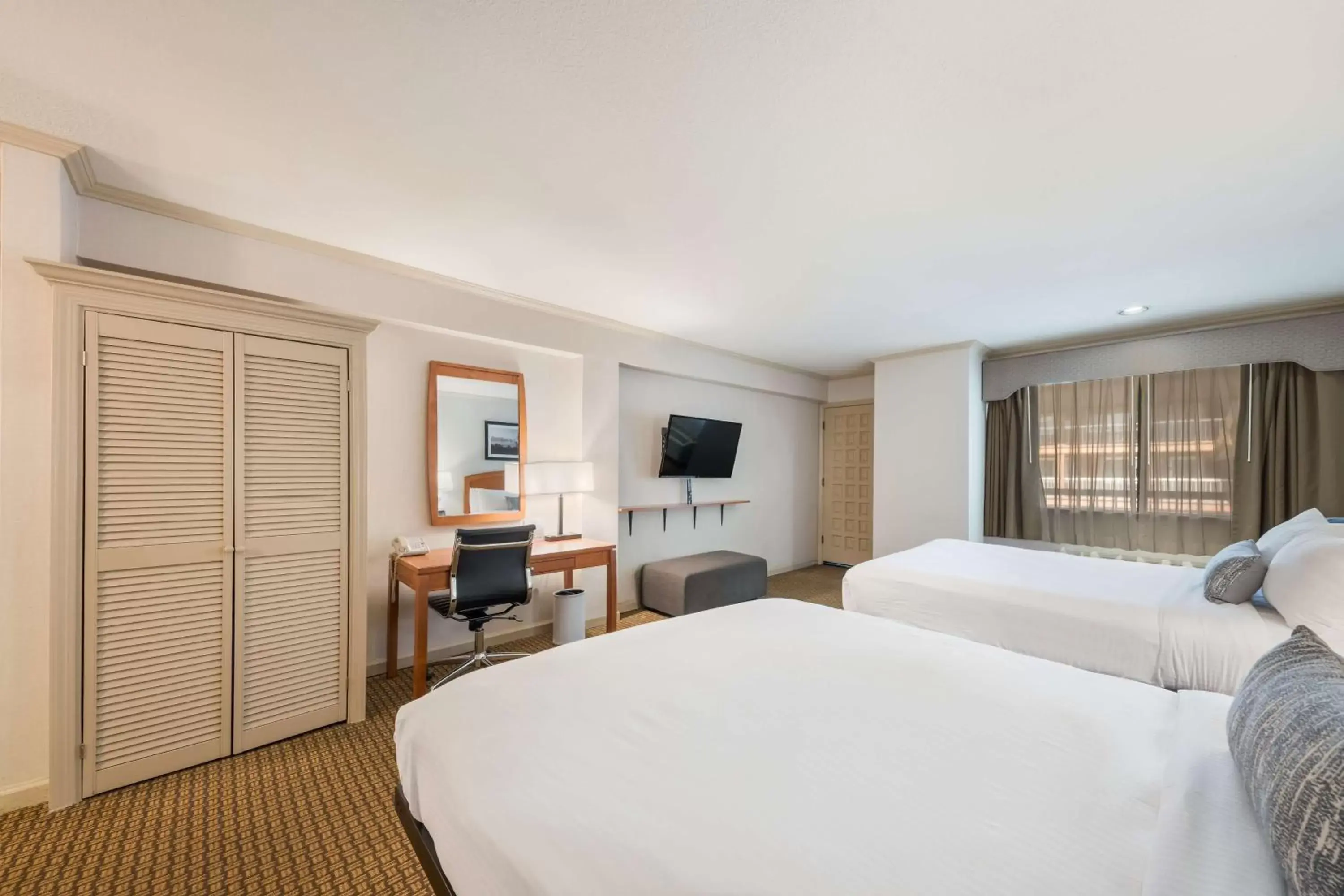 Bedroom, Bed in SureStay Plus Hotel by Best Western Mountain View