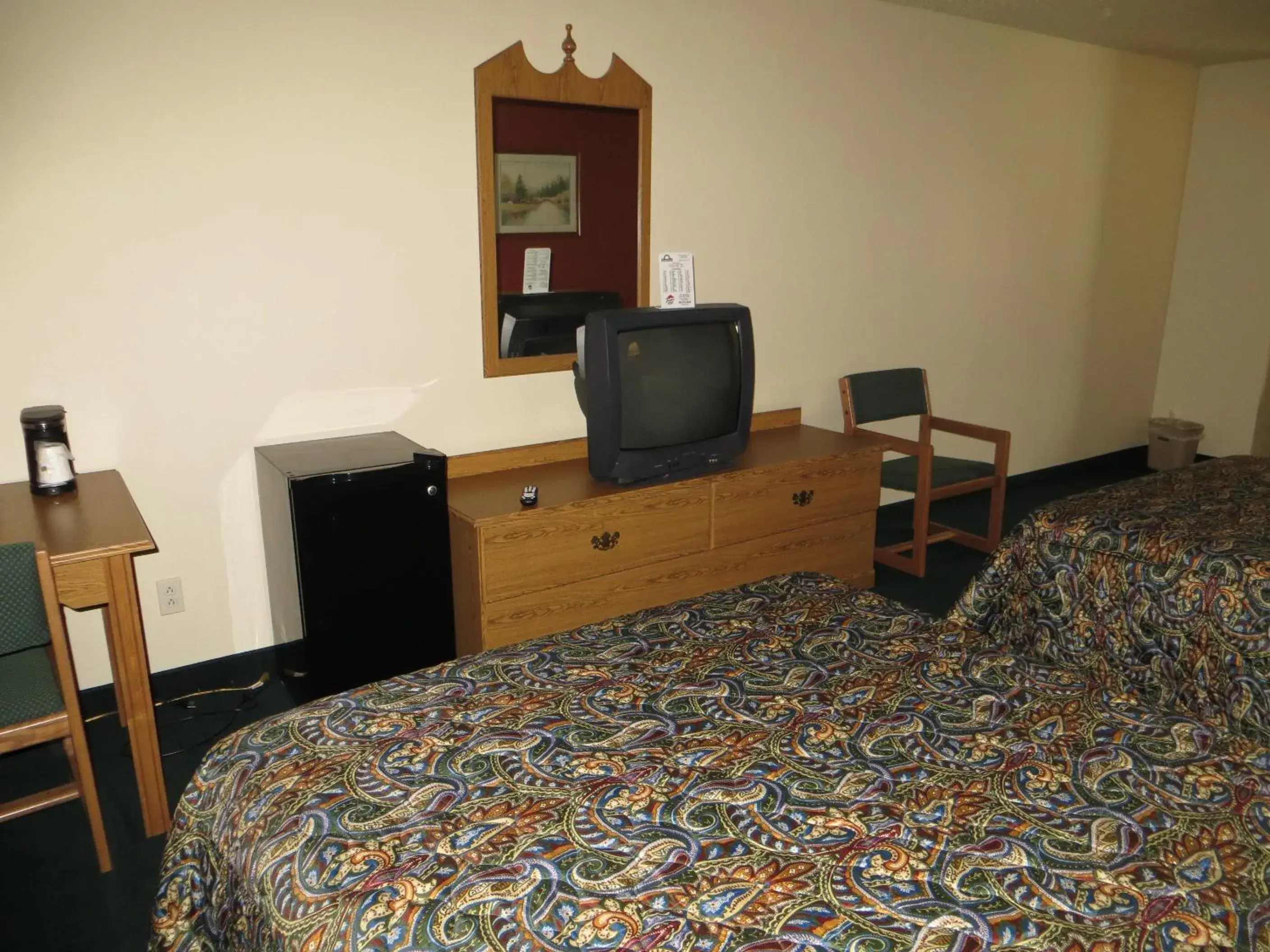 Bed, TV/Entertainment Center in Days Inn by Wyndham Custer