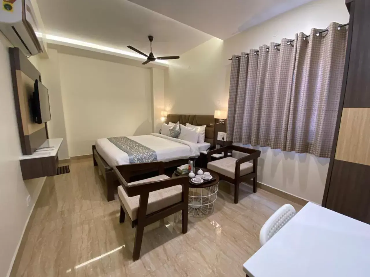 Deluxe Double Room - single occupancy in Le Shiv Executive Suite Deluxe Double Room - single occupancy in Le Shiv Executive Suite