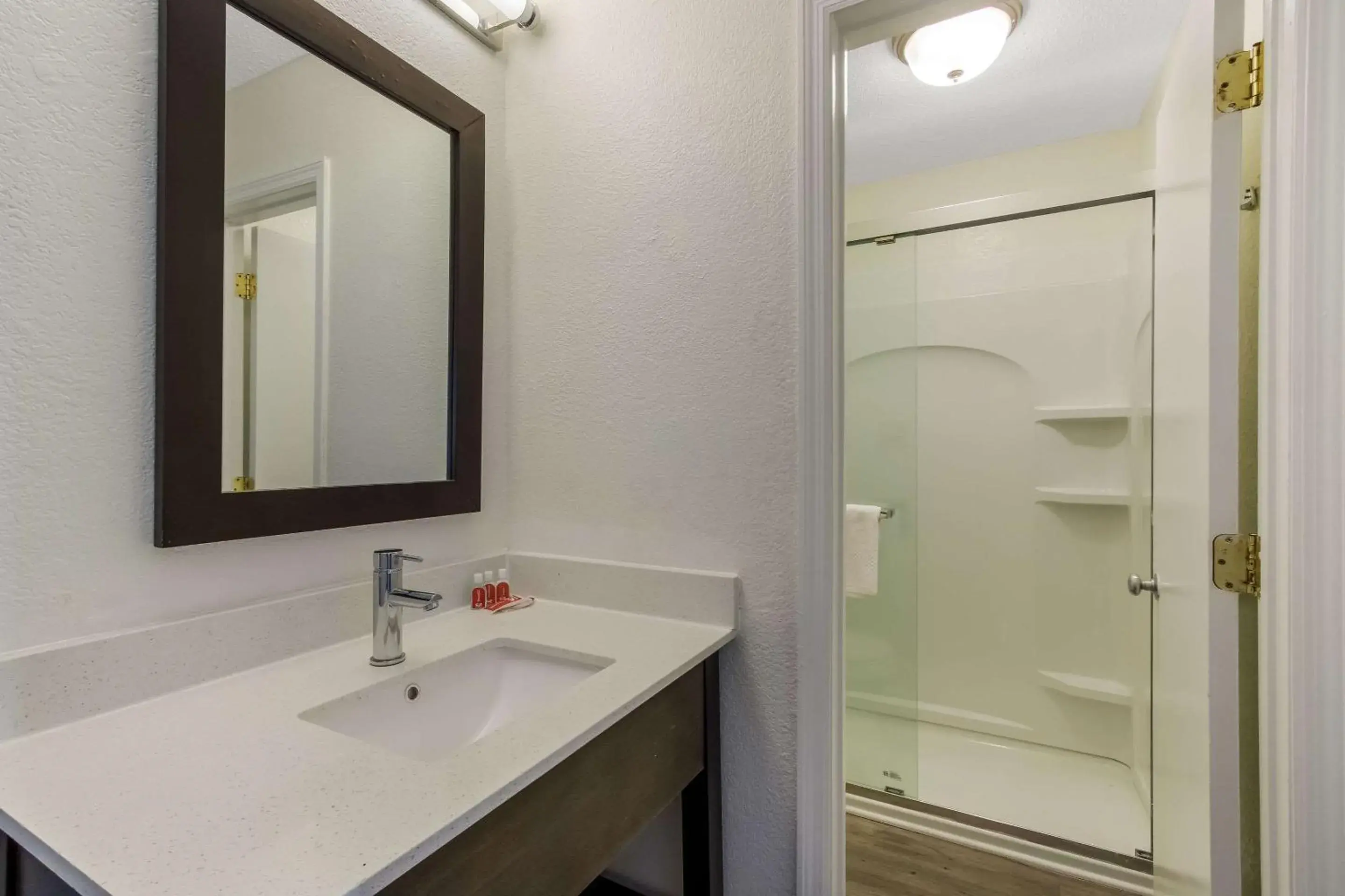 Bedroom, Bathroom in Econo Lodge Cherry Point