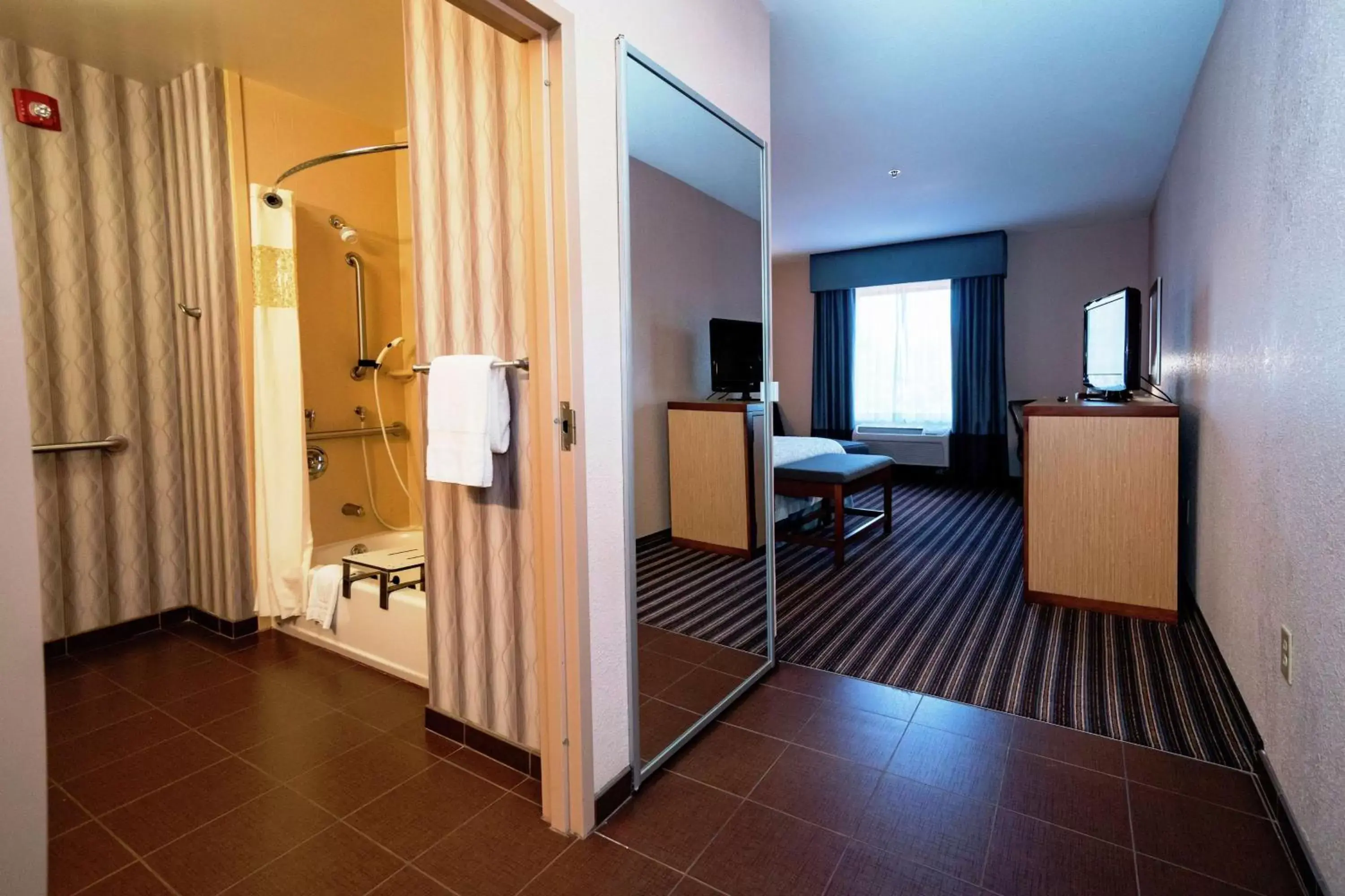 Bathroom, TV/Entertainment Center in Hampton Inn Jackson/Flowood - Airport Area MS