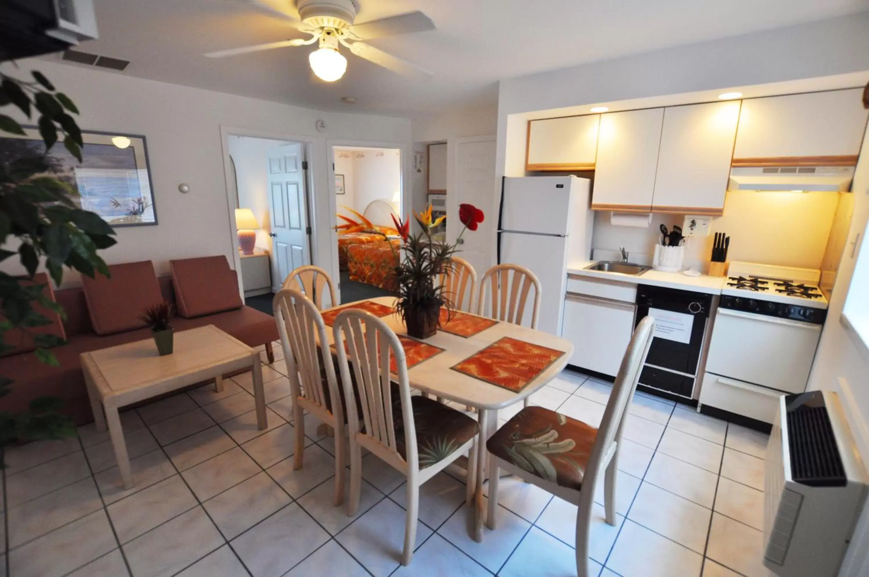 Dining area, Kitchen/Kitchenette in Riviera Resort & Suites