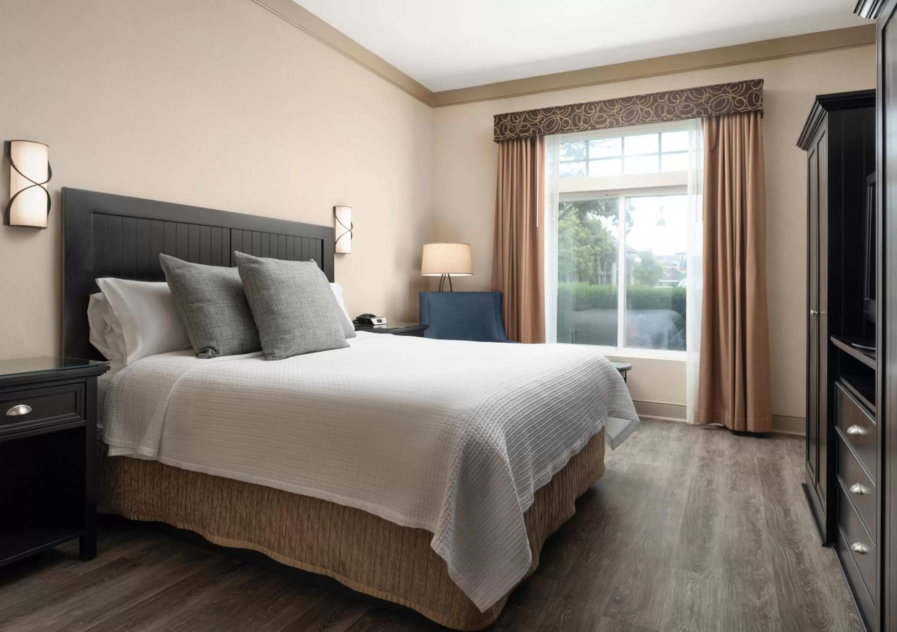 Bed in West Inn & Suites