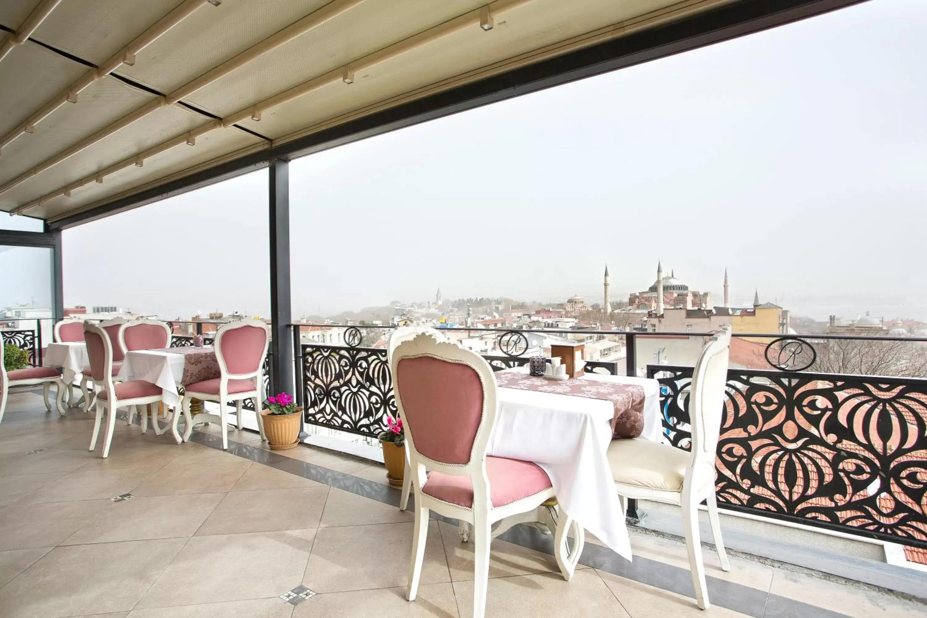 Restaurant/places to eat, Balcony/Terrace in Rast Hotel Sultanahmet