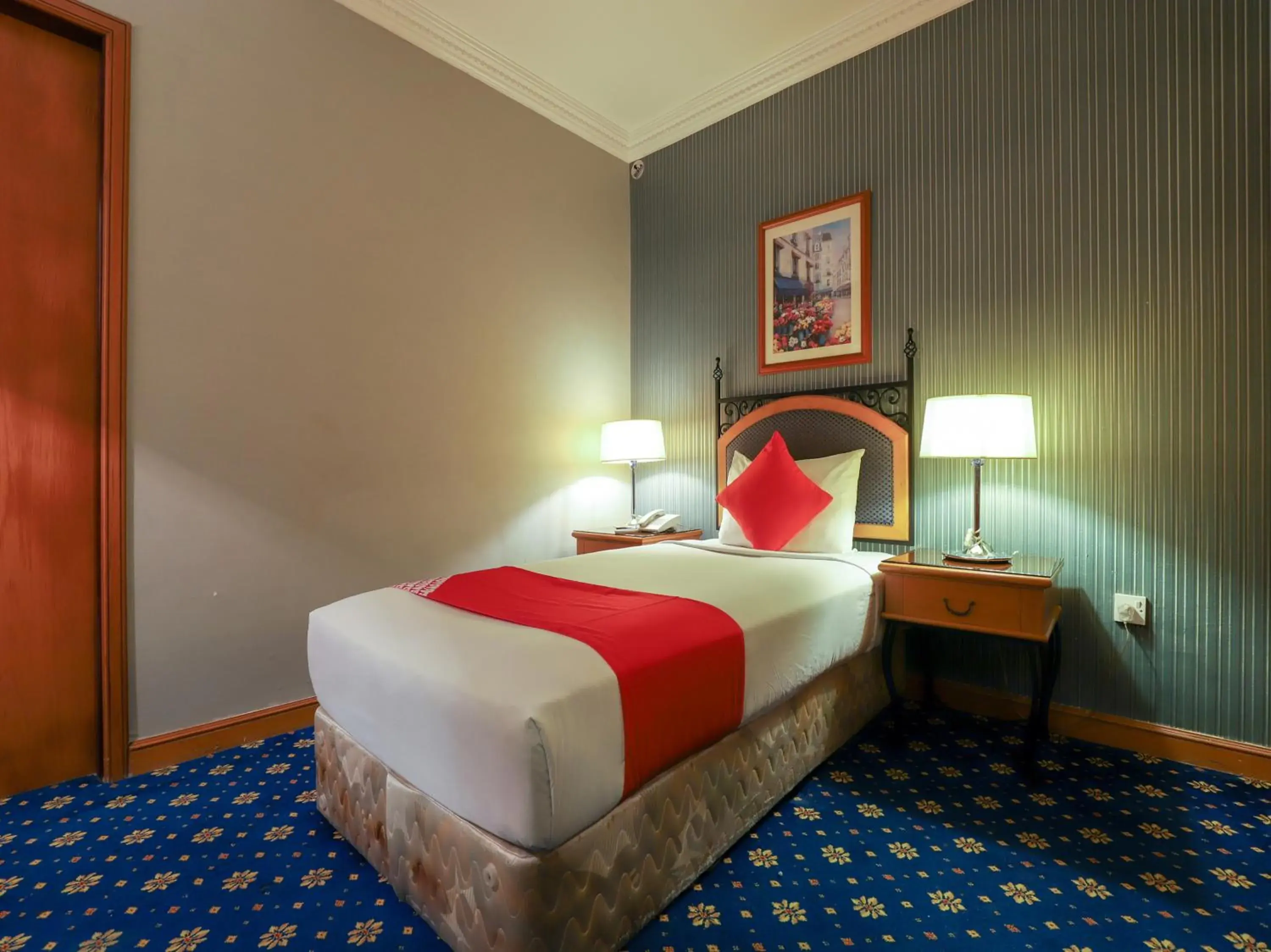 Bedroom, Bed in OYO 328 City Plaza Hotel