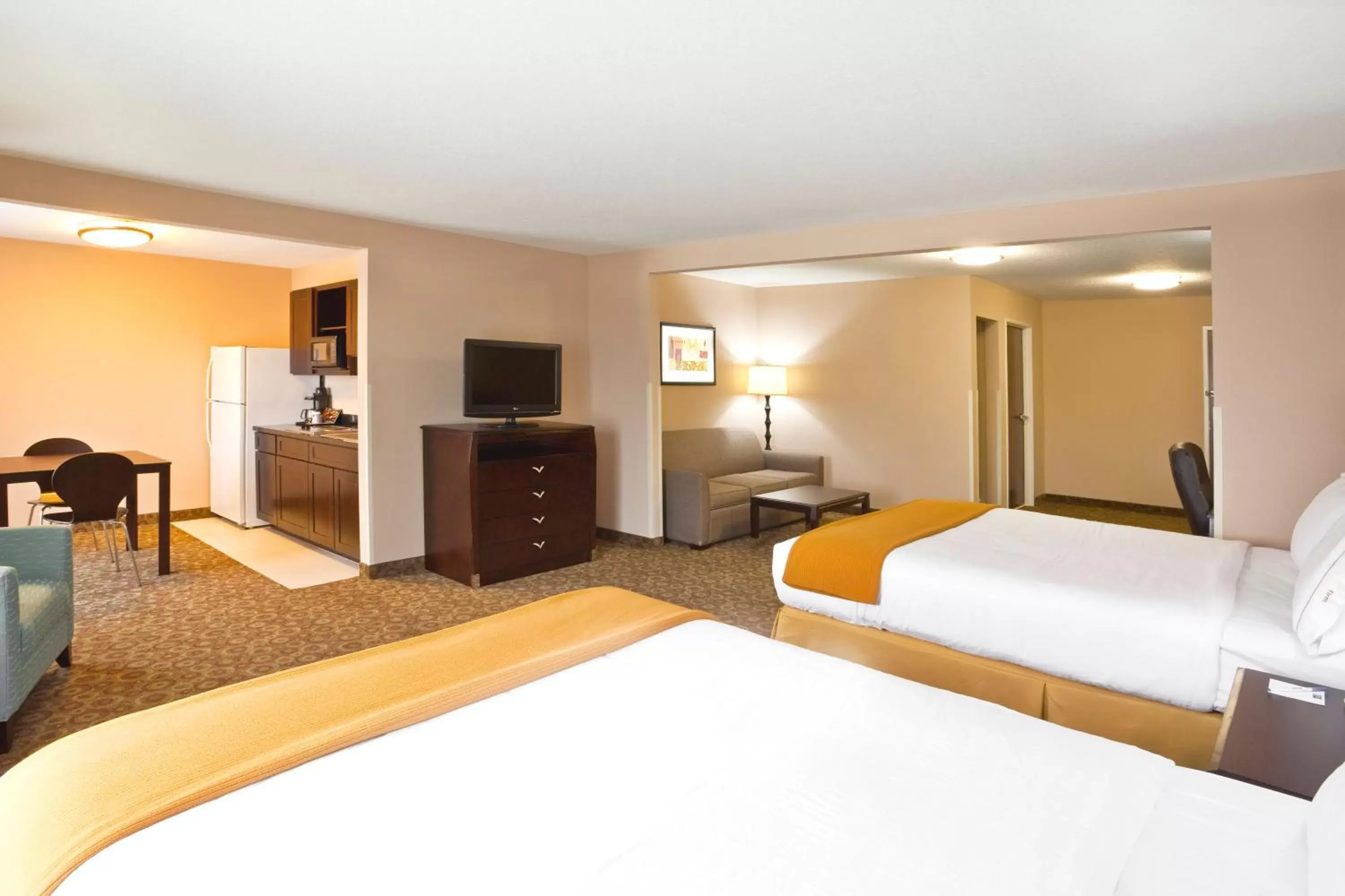 Bedroom, Bed in Holiday Inn Express Hotel & Suites Van Wert, an IHG Hotel