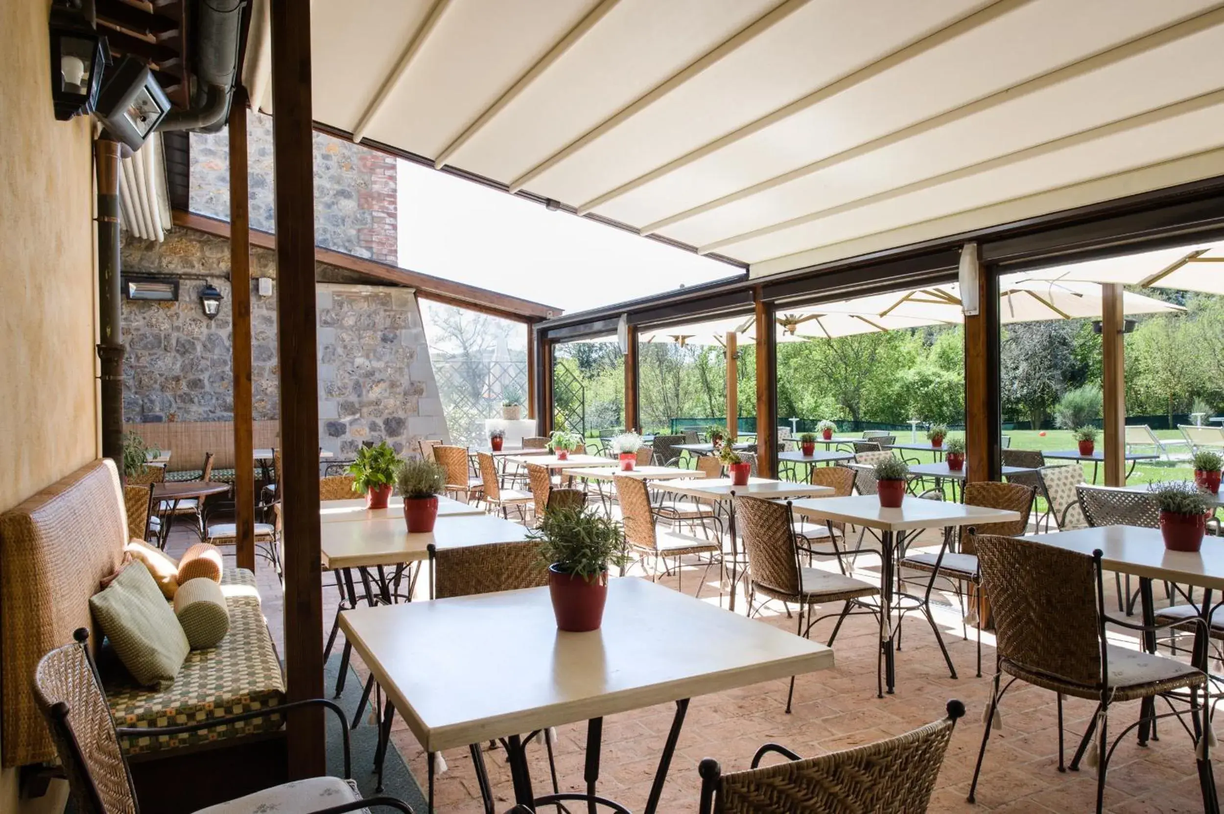 Patio, Restaurant/Places to Eat in Hotel & Restaurant Casolare Le Terre Rosse