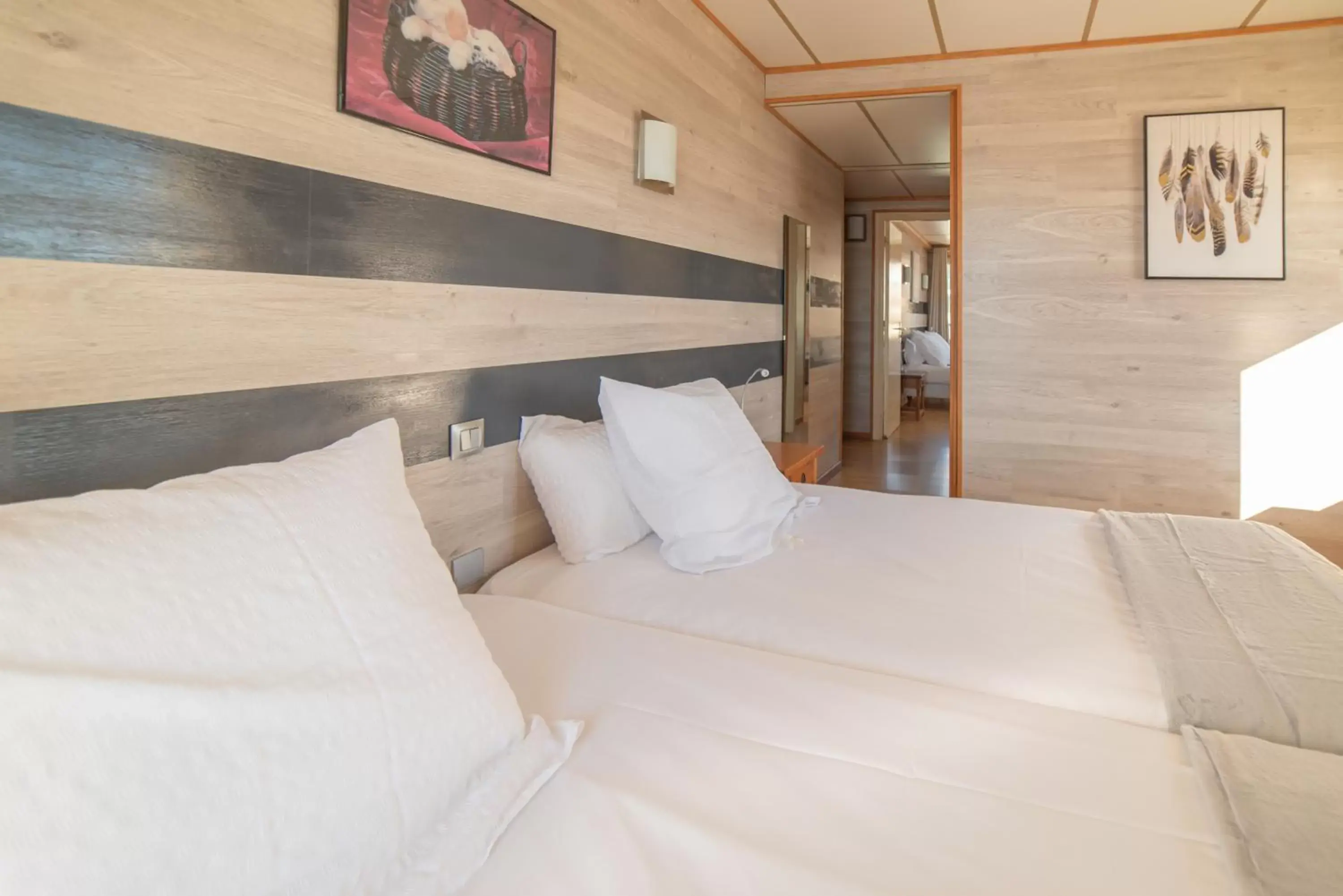 Bedroom, Bed in Hotel des Pyrénées