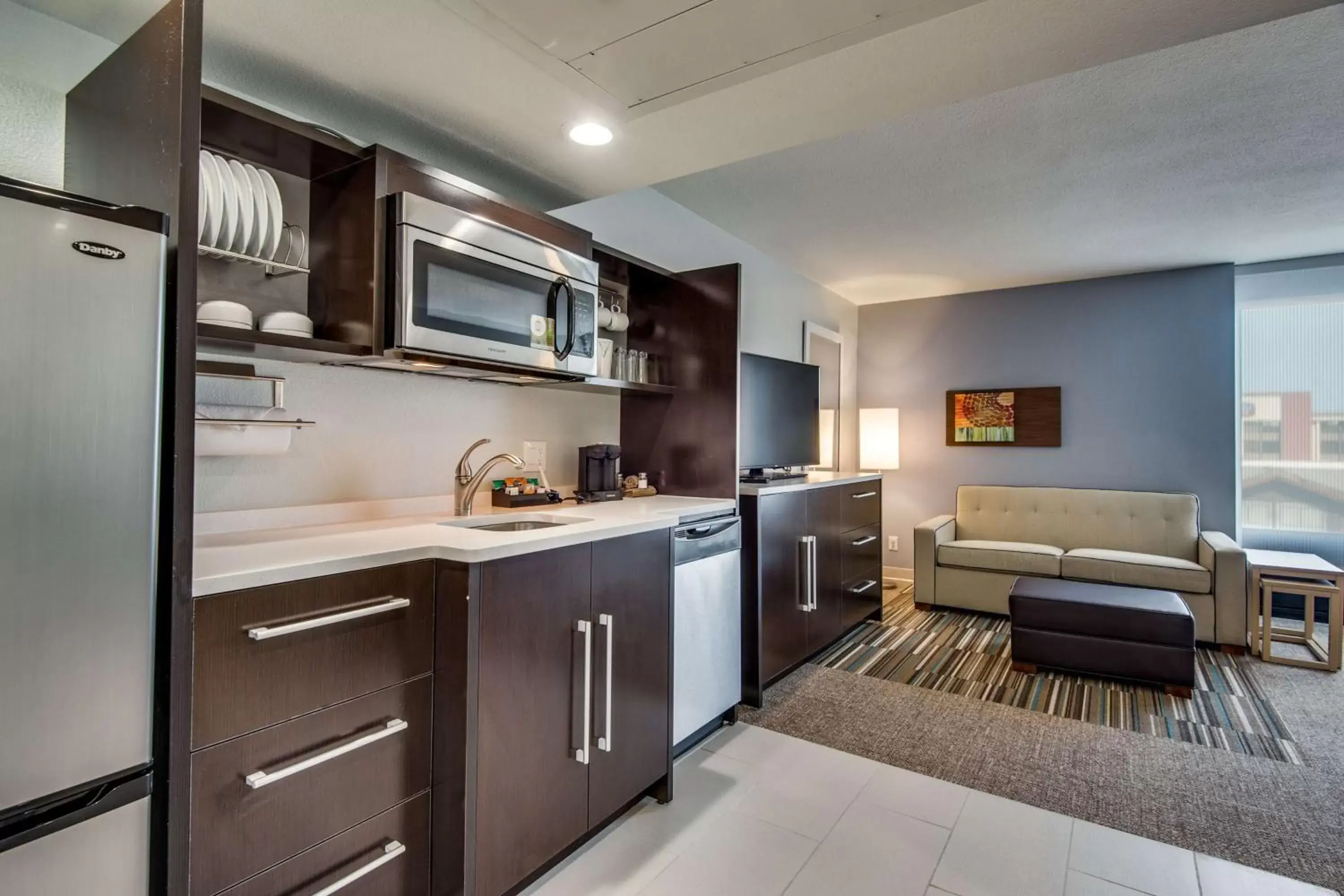 Living room, Kitchen/Kitchenette in Home2 Suites by Hilton DFW Airport South Irving