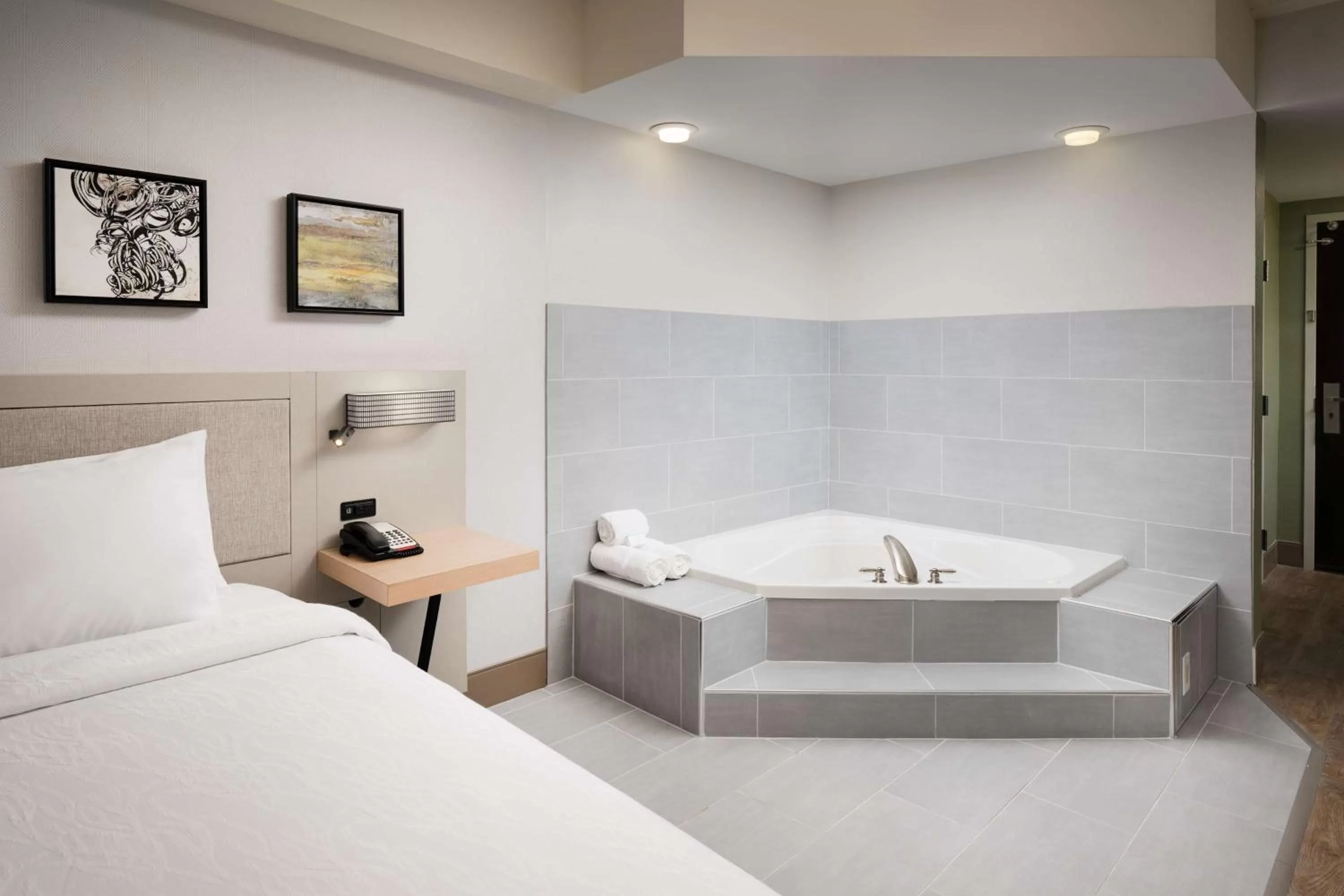 Bathroom, Bed in Hilton Garden Inn Nashville/Franklin-Cool Springs