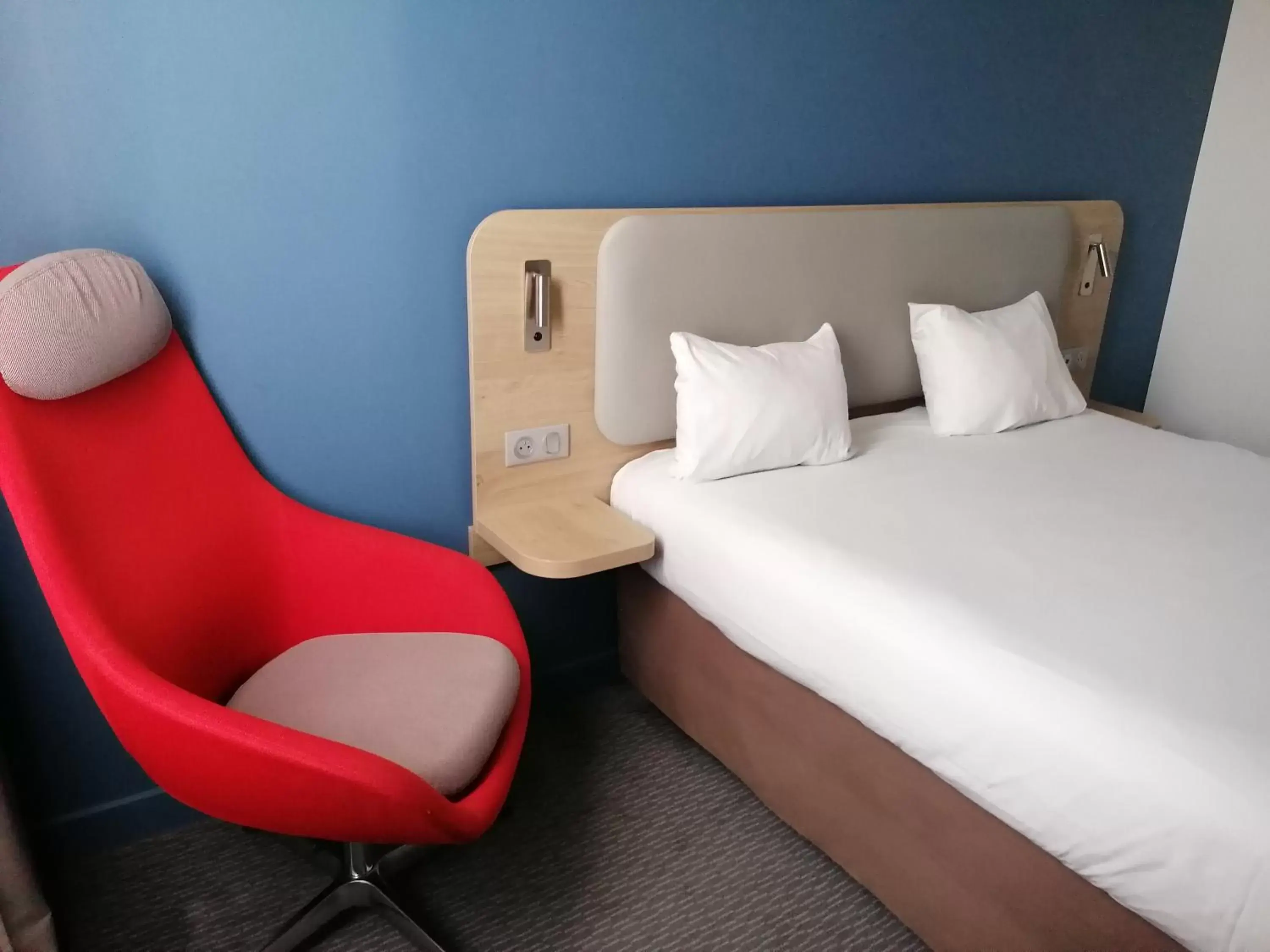 Photo of the whole room, Bed in Holiday Inn Express - Le Havre Centre