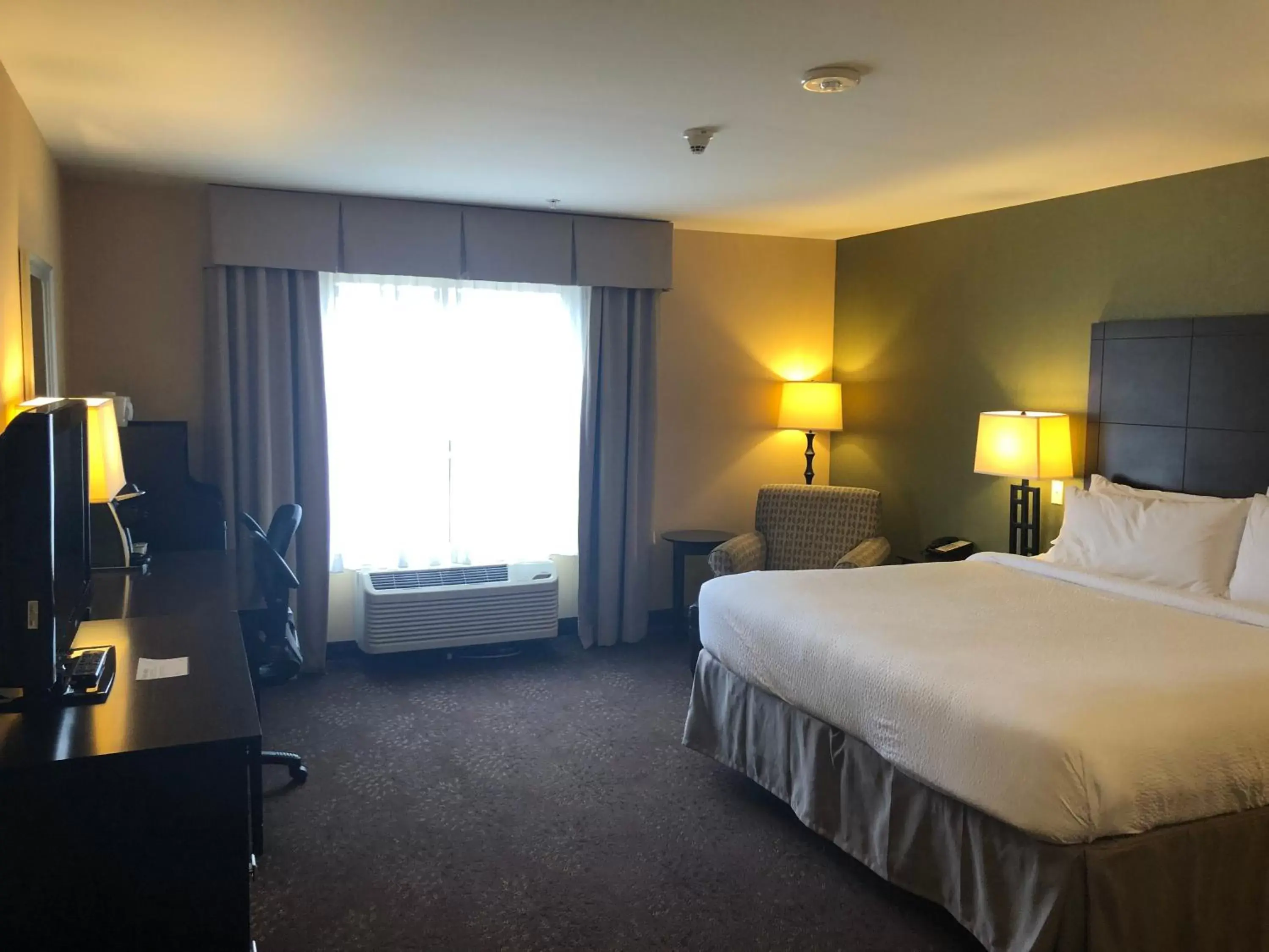 Bed in Holiday Inn Express Hotel & Suites Lansing-Dimondale by IHG Bed in Holiday Inn Express Hotel & Suites Lansing-Dimondale by IHG