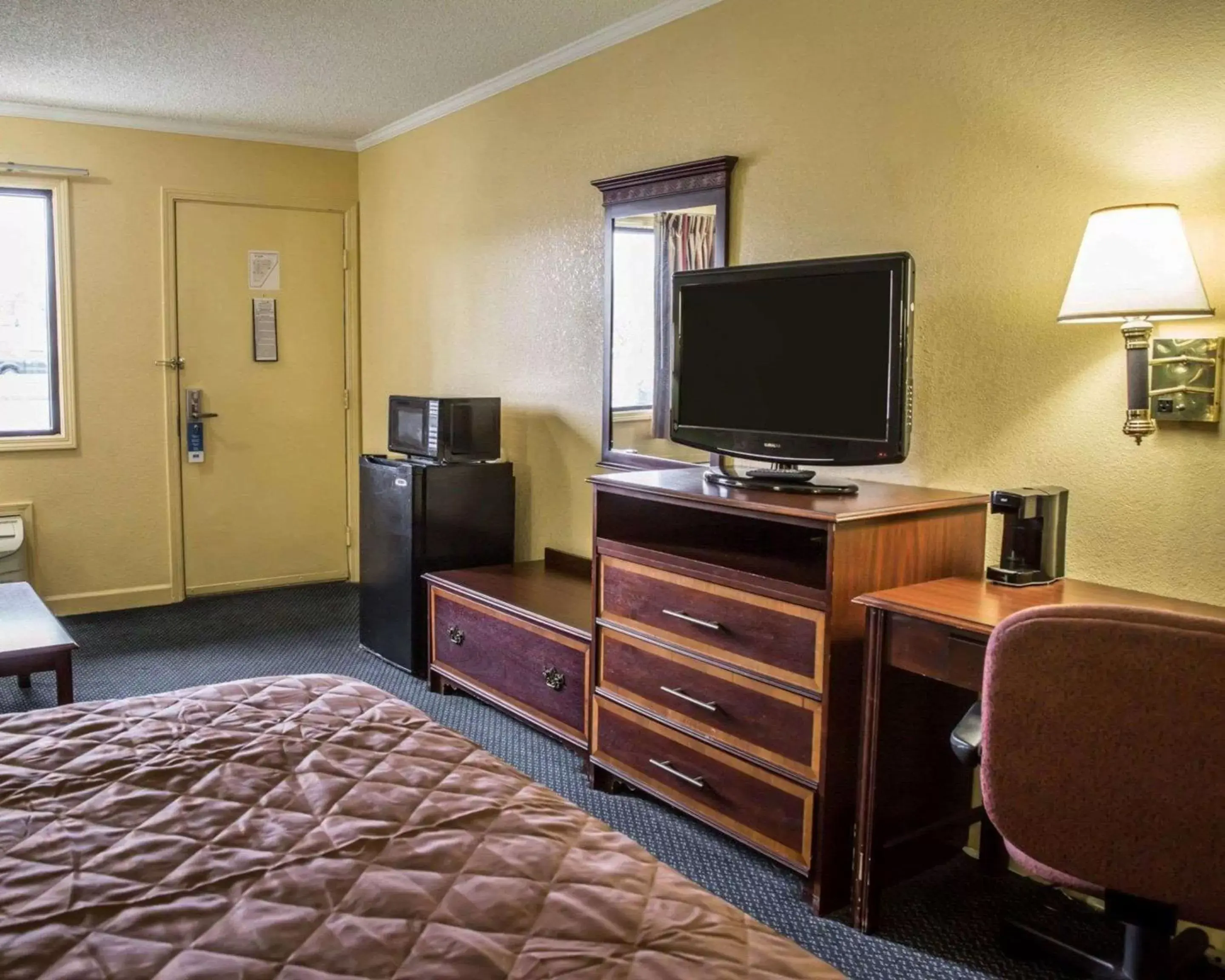 Photo of the whole room, TV/Entertainment Center in Rodeway Inn & Suites Plymouth Hwy 64