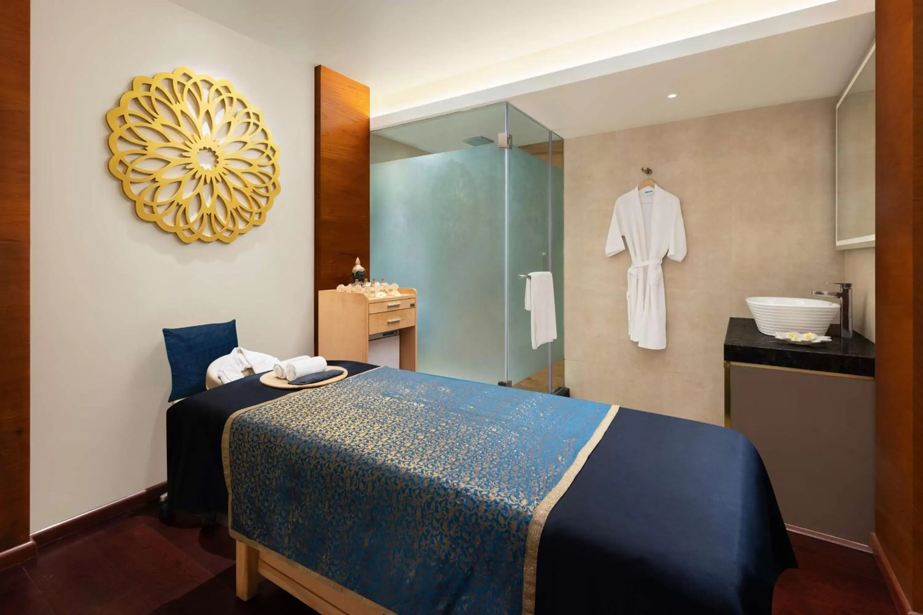Spa and wellness centre/facilities, Bed in Radisson Blu Hotel Ranchi