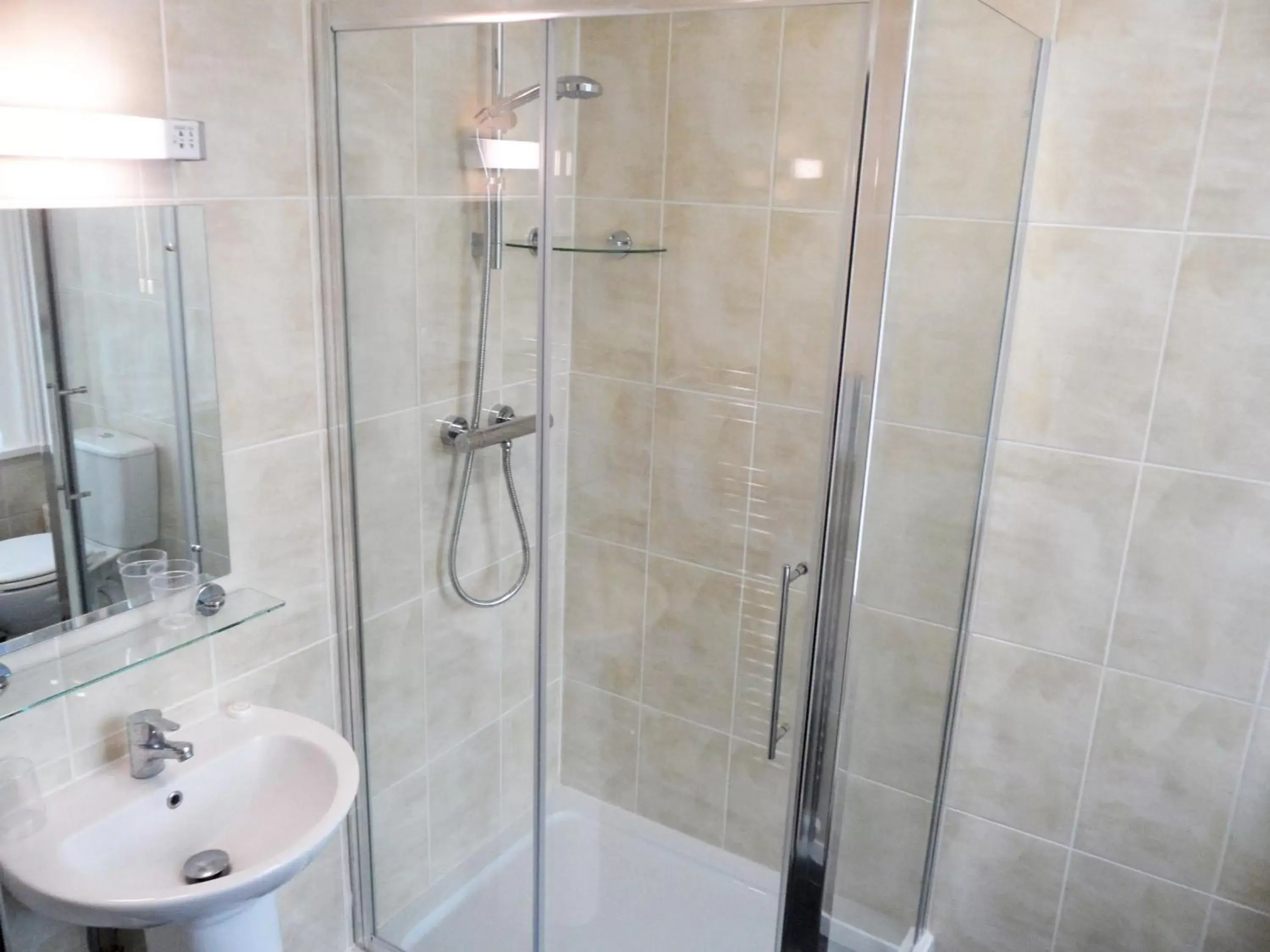 Shower, Bathroom in Medehamstede Hotel