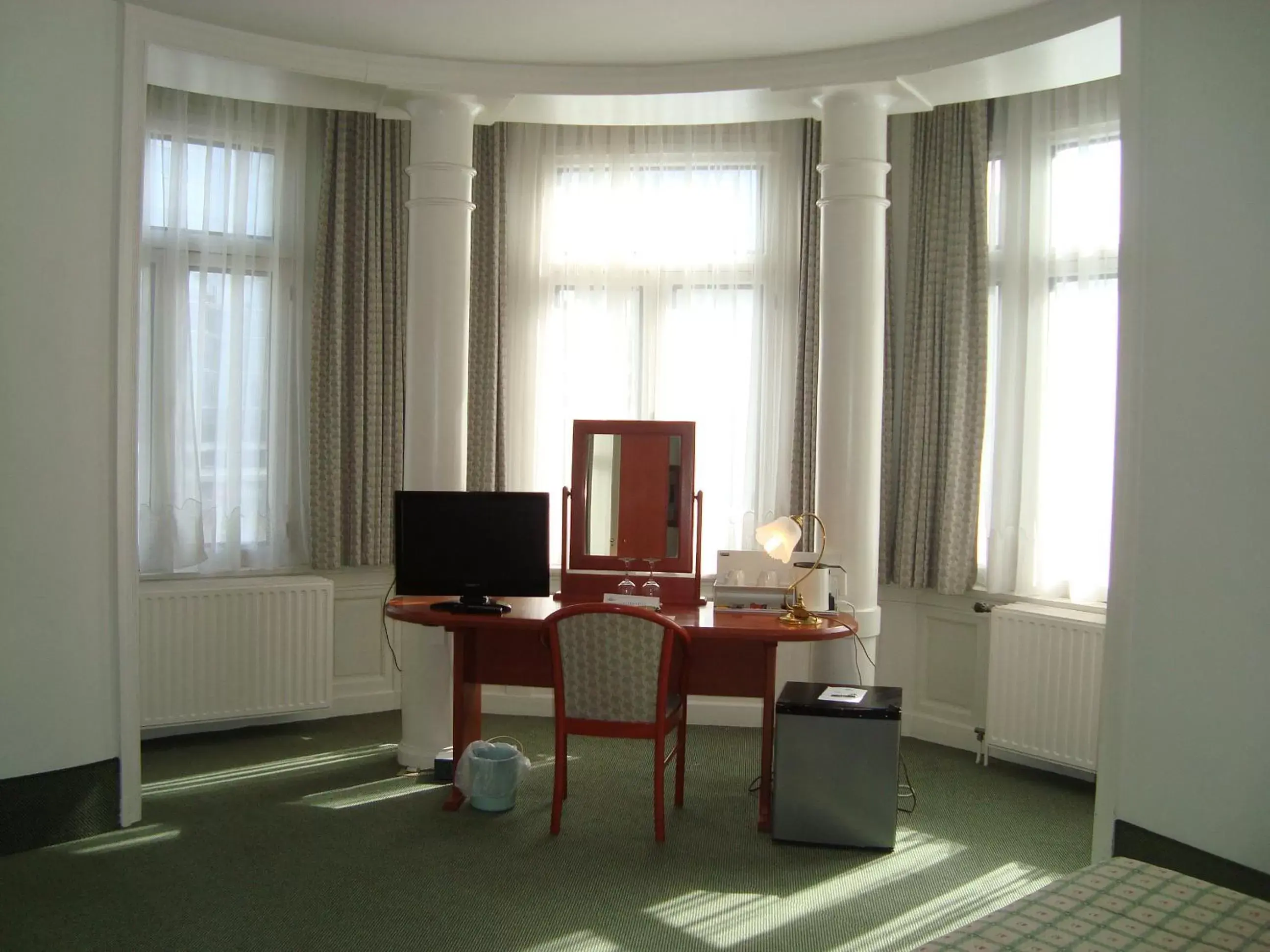 Bedroom, TV/Entertainment Center in Hotel Le Dome