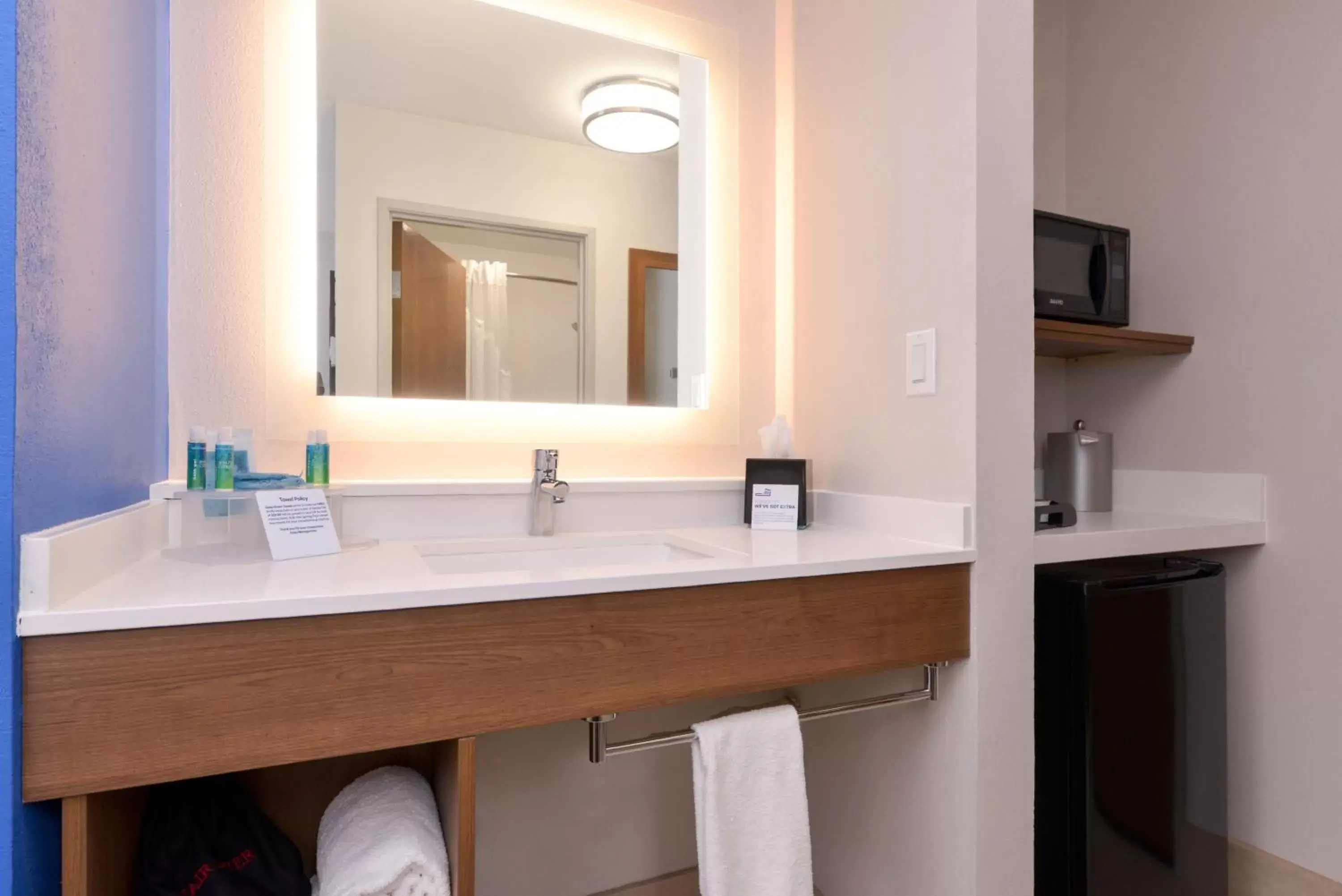 minibar, Bathroom in Holiday Inn Express Glenwood Springs Aspen Area, an IHG Hotel