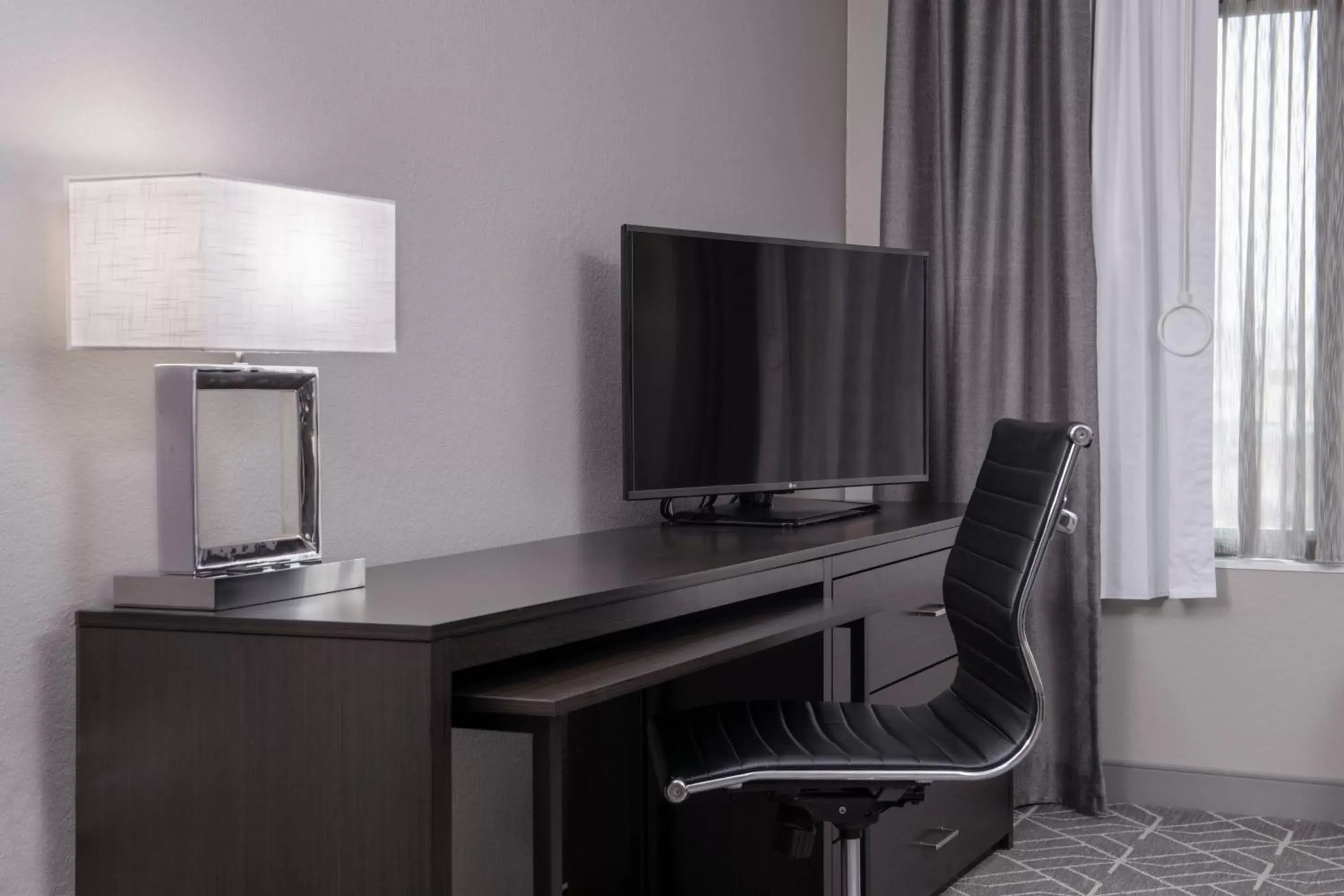 Bedroom, TV/Entertainment Center in TownePlace Suites by Marriott Providence North Kingstown