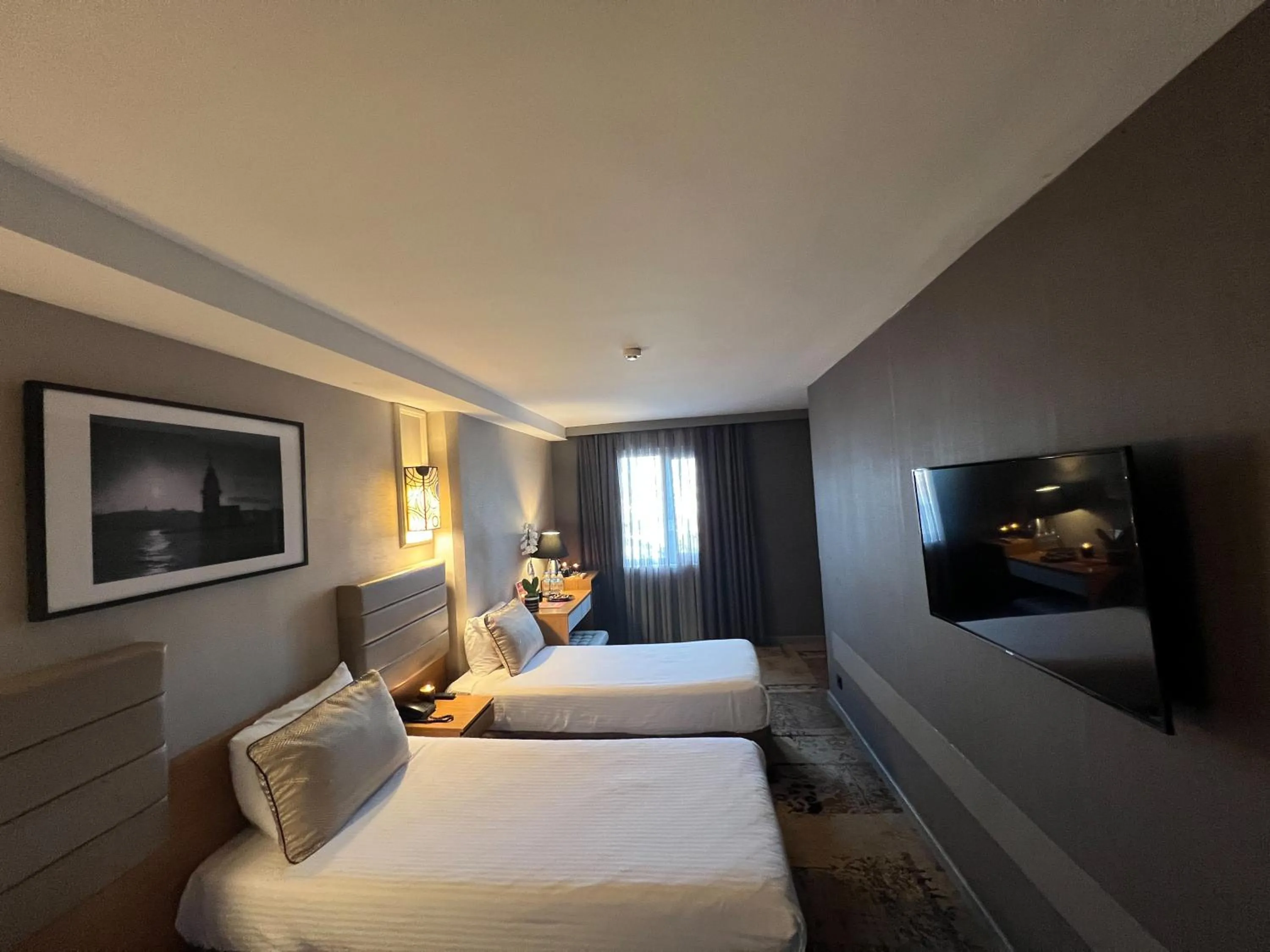 Bedroom, Bed in All Seasons Hotel