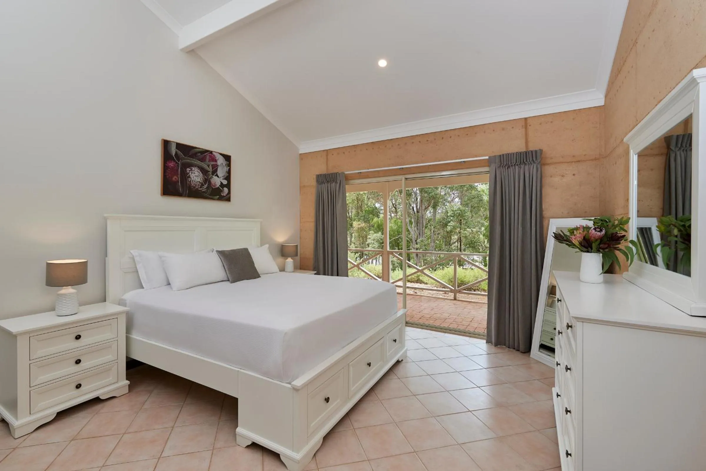 Bedroom, Bed in Eight Willows Retreat