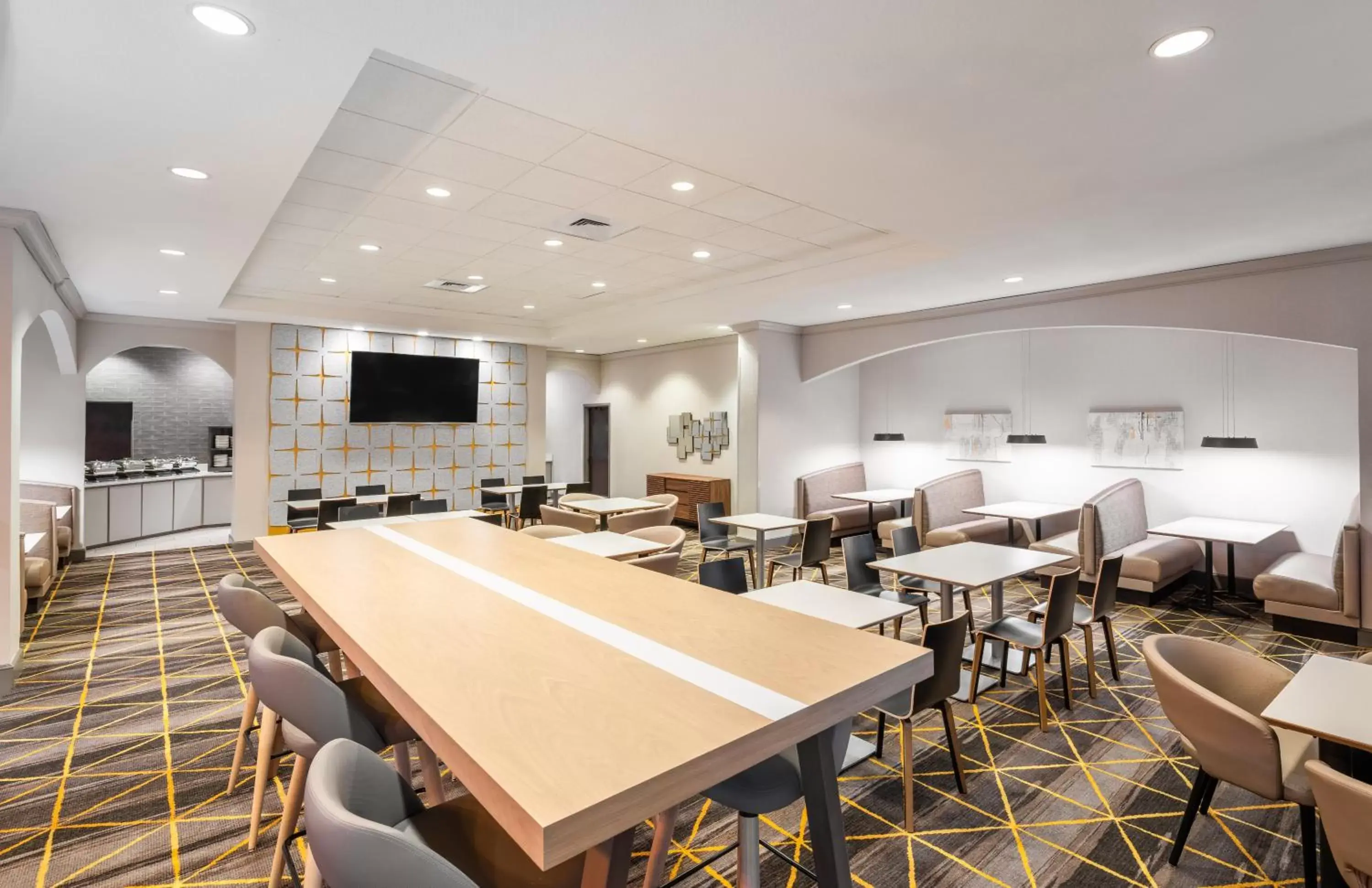 Lounge or bar, Restaurant/Places to Eat in Holiday Inn Hotel & Suites - Orange Park - Wells Rd.