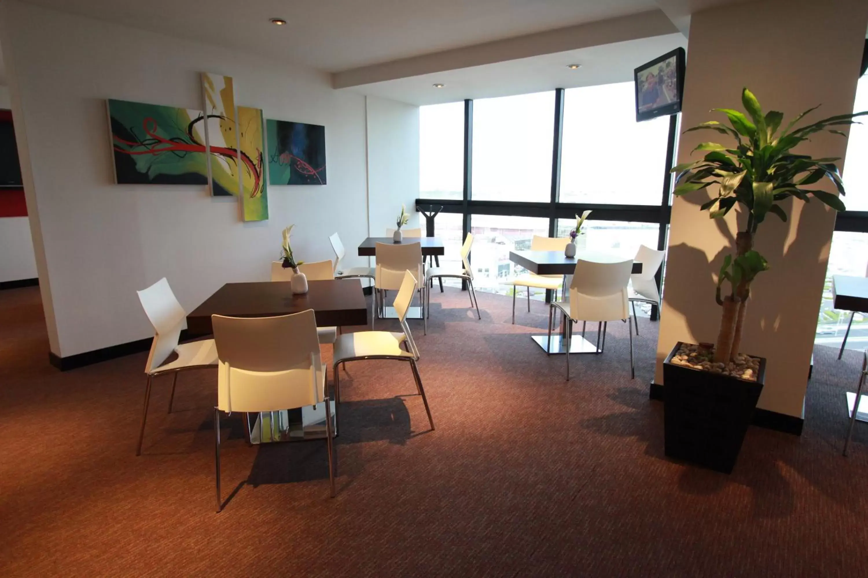 Communal lounge/ TV room, Restaurant/Places to Eat in Radisson Paraiso Perisur