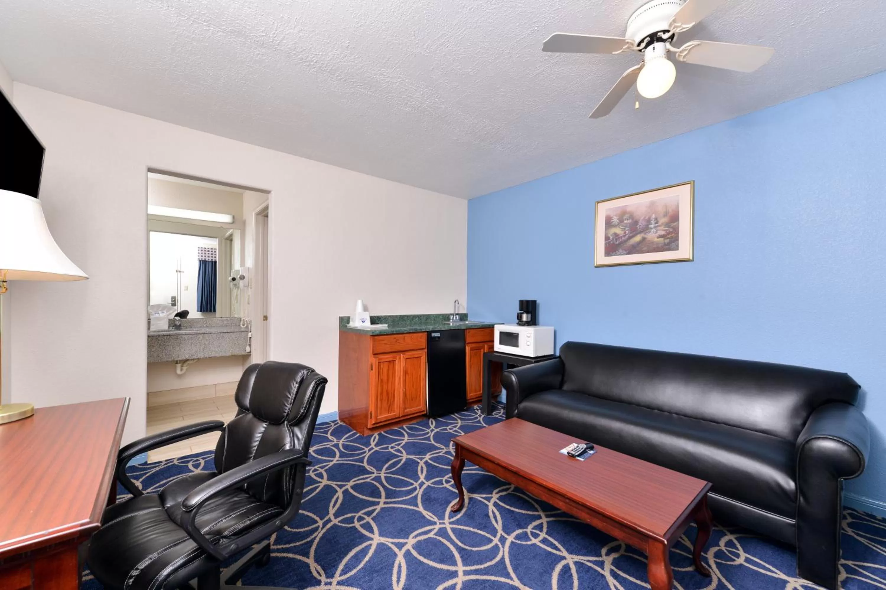 One King Bed Suite in Americas Best Value Inn and Suites Houston/Northwest Brookhollow