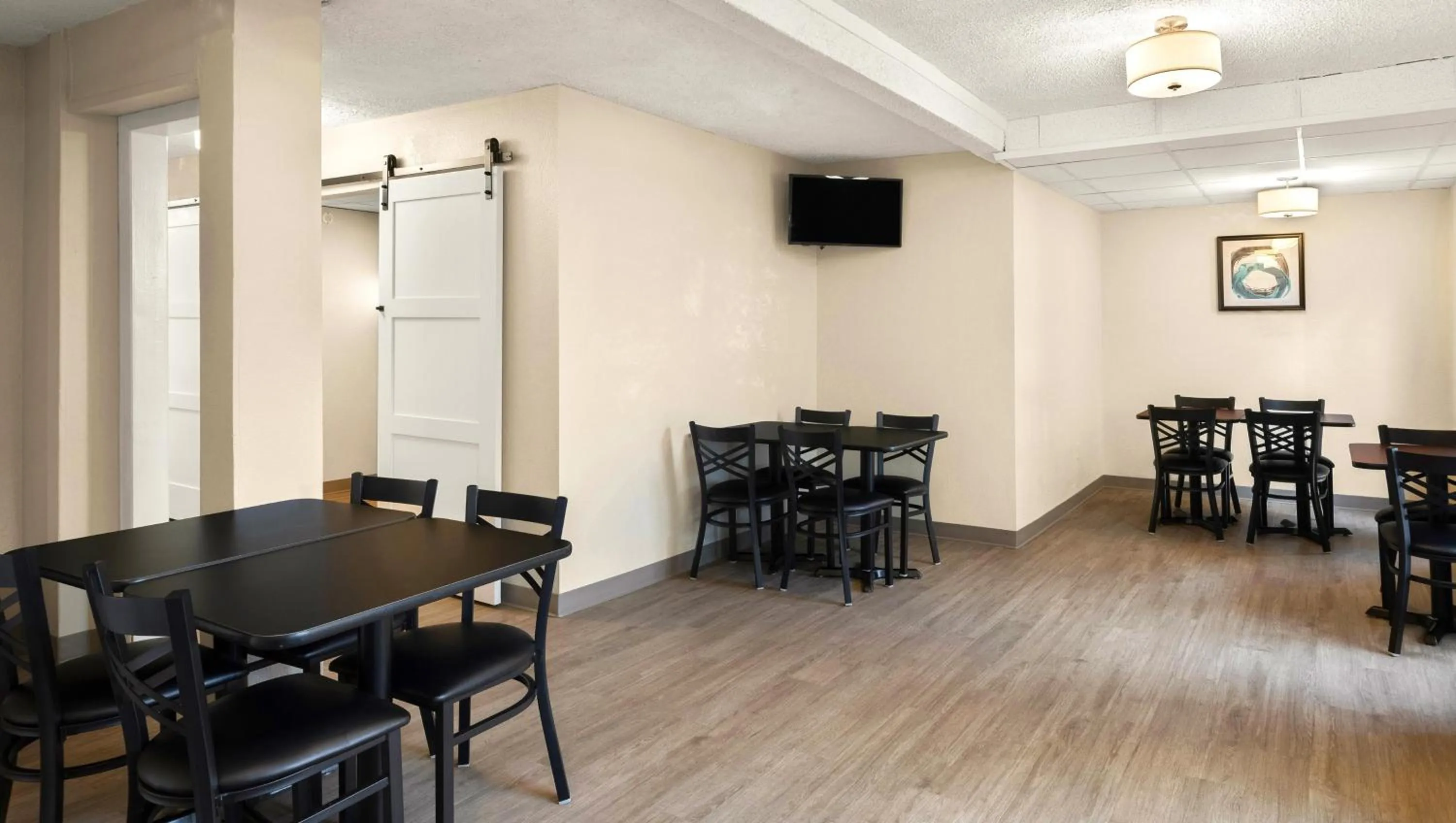 Breakfast in Magnuson Hotel Detroit Airport